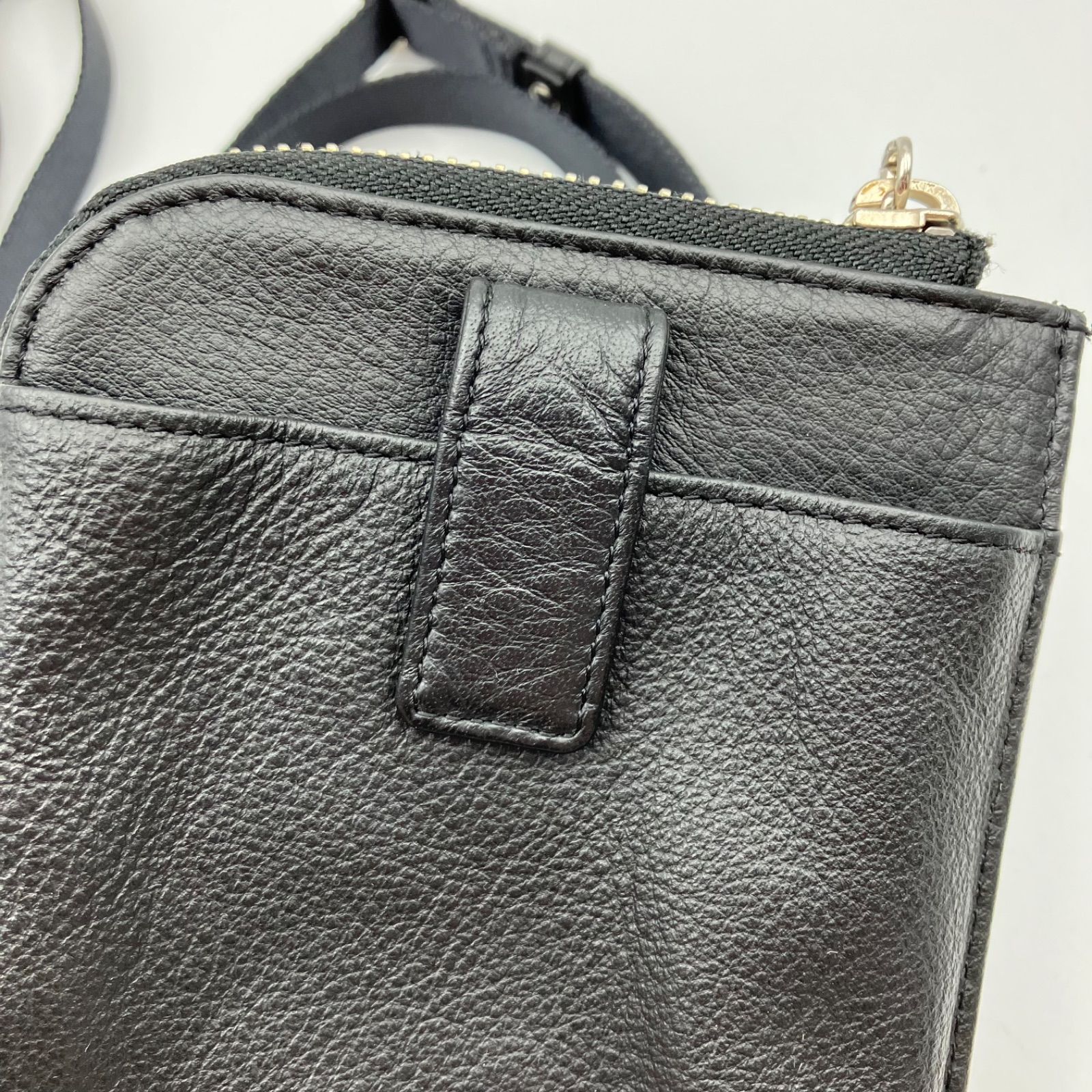 LACOSTE ラコステ パレット ストラップ マルチポーチ カウレザー