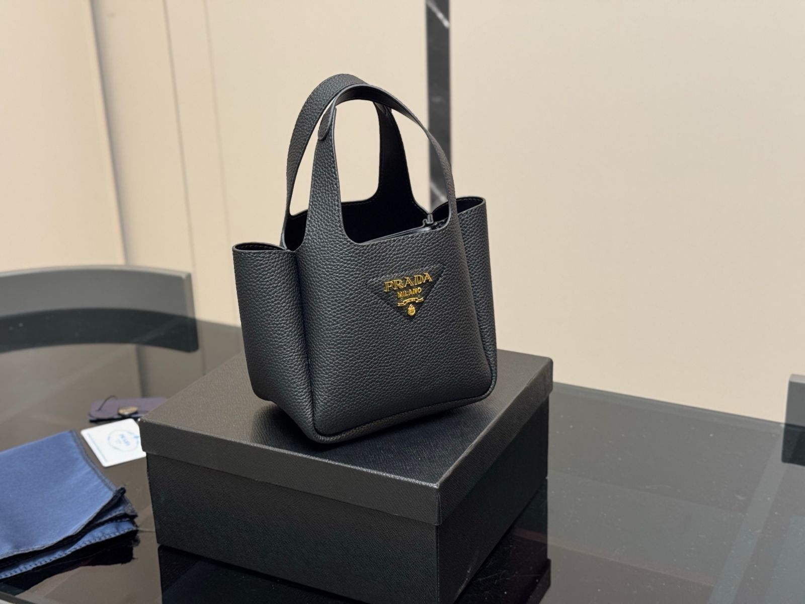 今日特価】Prada レザー トートバッグ！国内送料無料！限定在庫