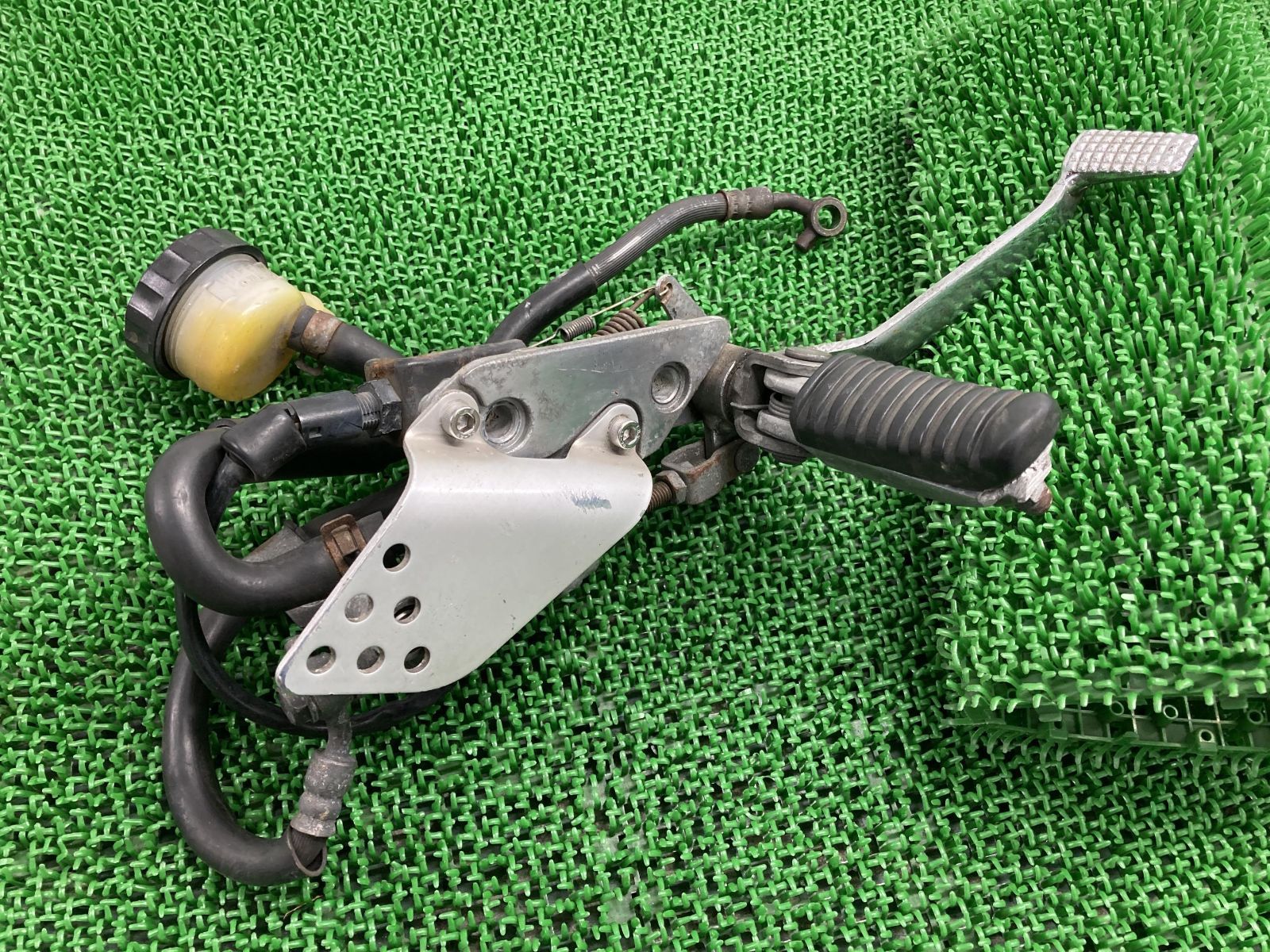 ZRX1200R ステップ 35011-1820 カワサキ 純正 中古 バイク 部品 ZR1200A ブレーキペダル ブレーキホース ペダル コケキズ無し