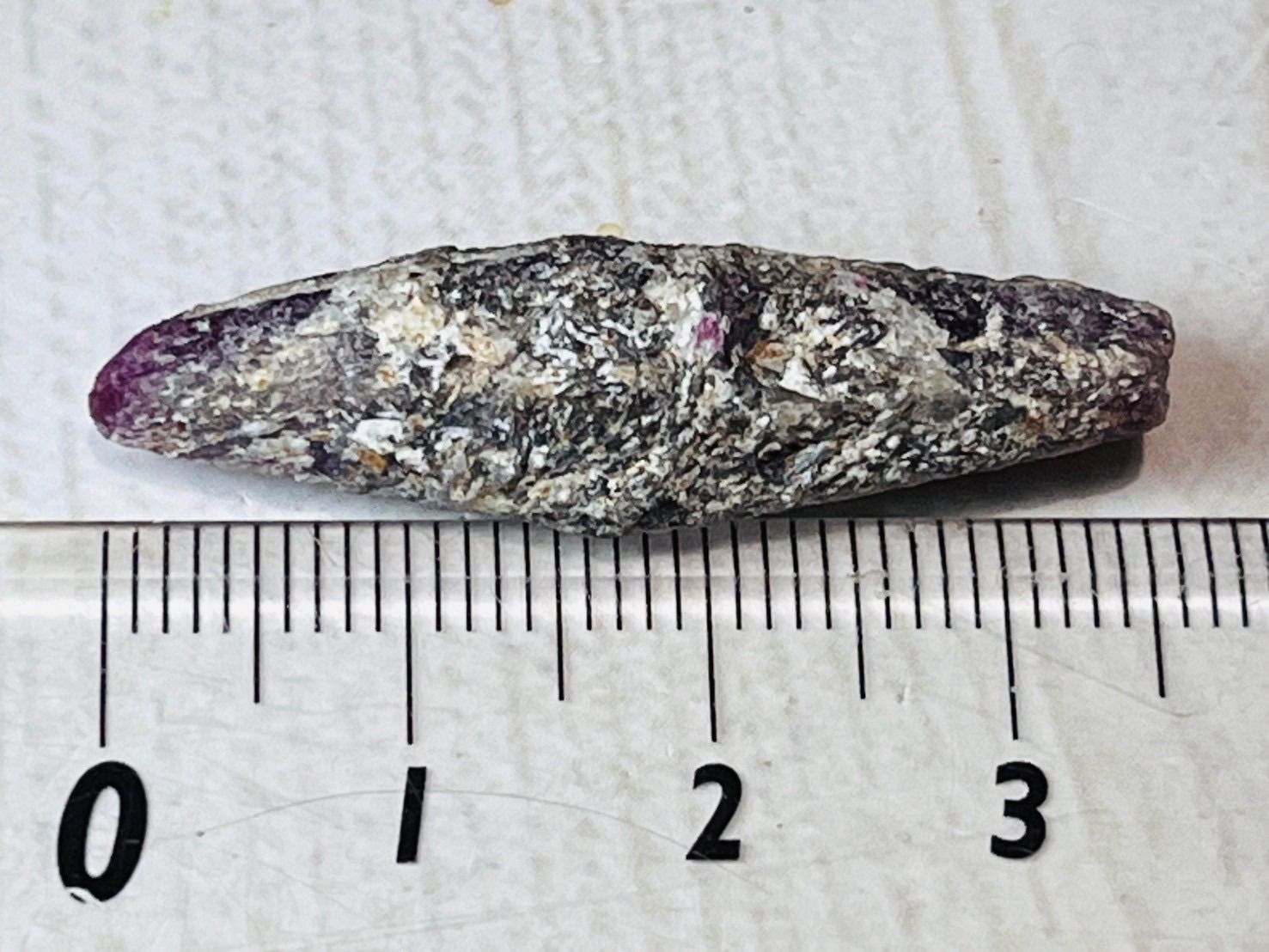 勝利を呼ぶ石✴︎ ルビー 原石 コランダム 蛍光鉱物 紅玉 - メルカリ