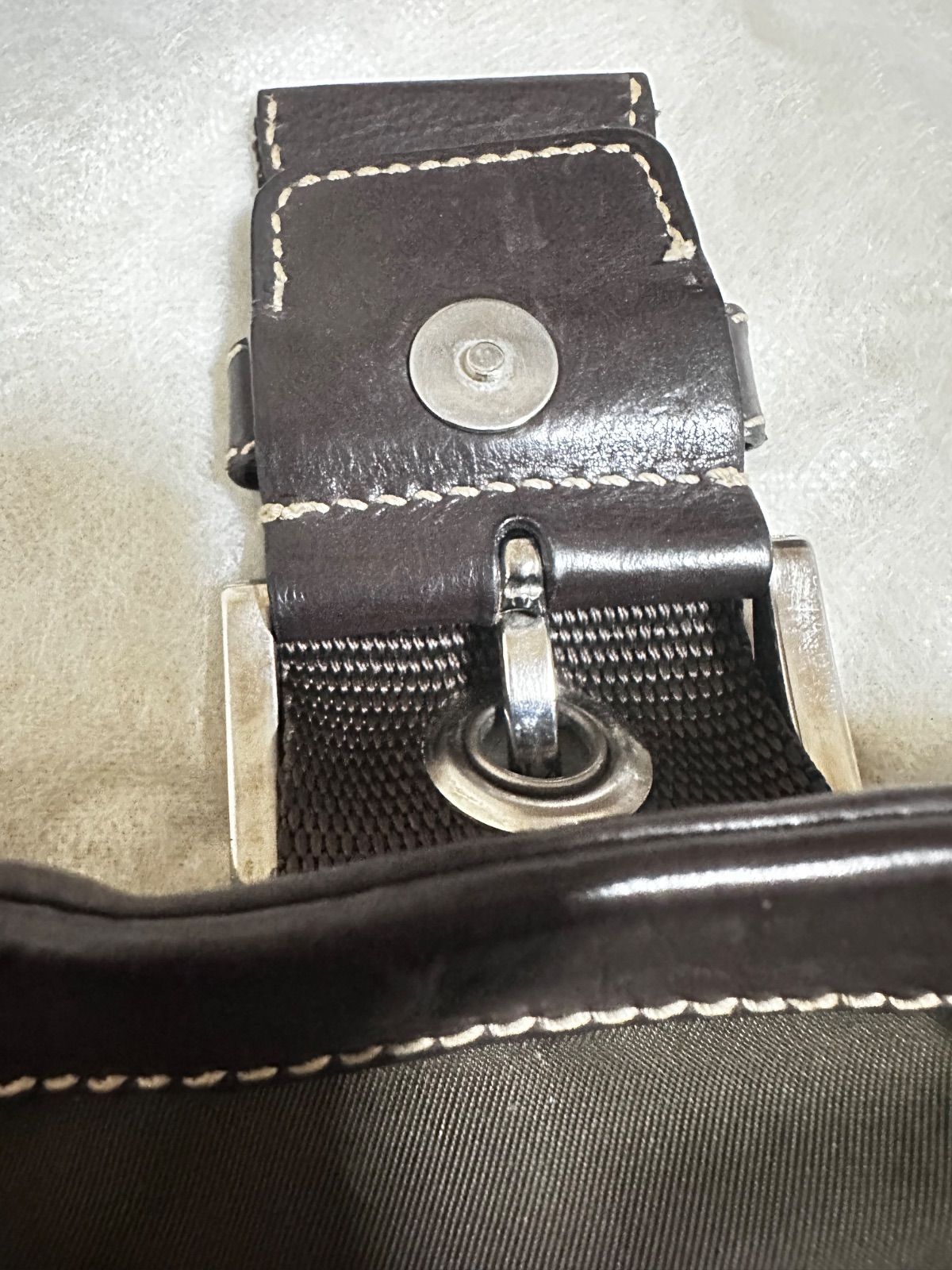 【美品】PRADA＊メッセンジャー 三角ロゴ ナイロンカーキ ギャランティ付き プラダ 三角ロゴ ナイロン メッセンジャー ショルダーバッグ