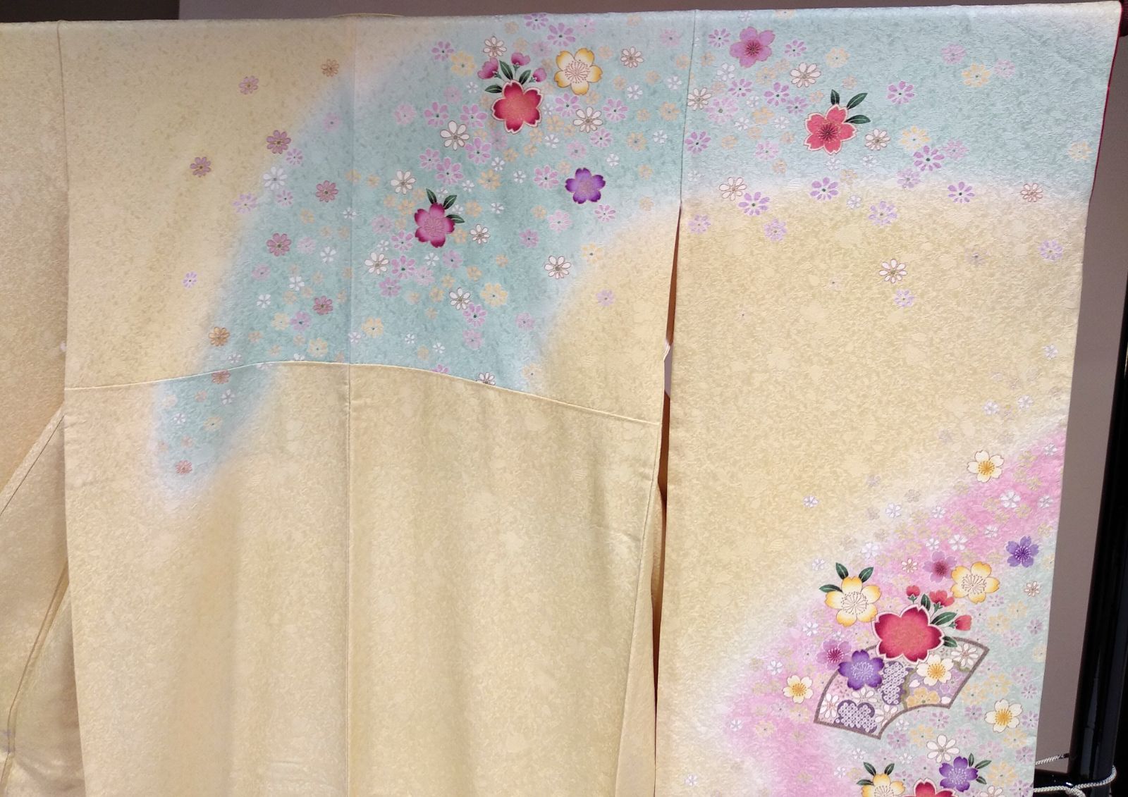 振袖【中古】 仕立上がりリサイクル品 淡い黄色 花柄 正絹 R166 - メルカリ