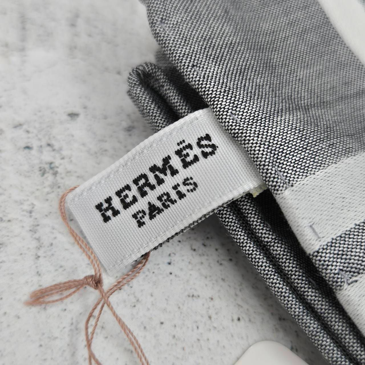 エルメス HERMES スカーフ コットン100％  ハンカチ 未使用 HERMES エルメス ハンカチ グレー系 コットン100％ 箱