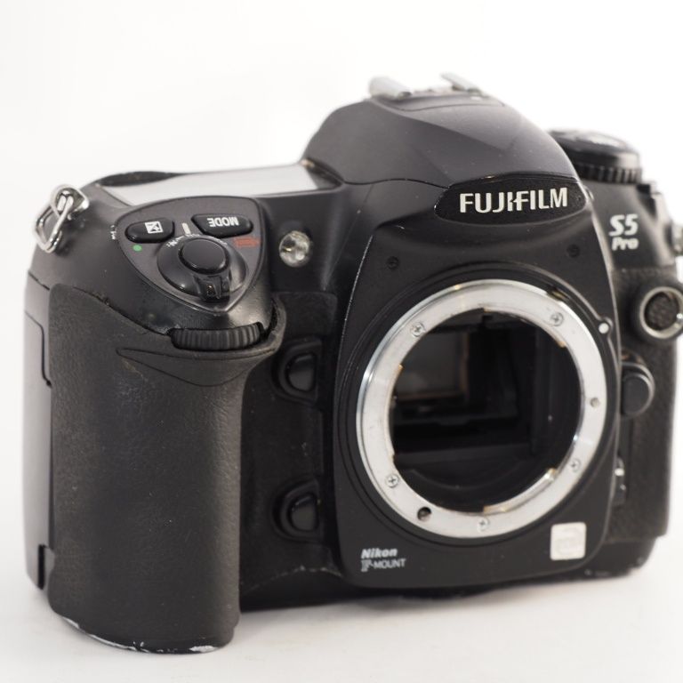 Fujifilm S5 Pro デジタル一眼レフカメラ 富士フイルム、ボディ性能を向上した「FinePix S5 Pro」