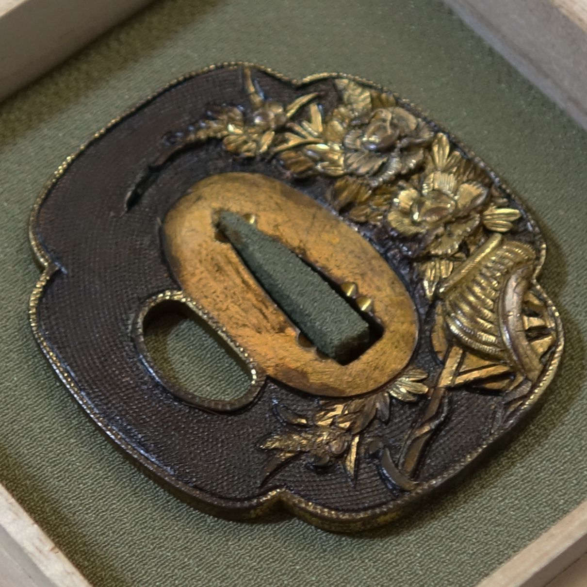 鍔 鐔 武具 骨董 刀装具 赤銅 魚々子 高肉彫金色絵【城流水図鍔】 鍔 鐔 武具 骨董 刀装具 赤銅 魚々子 高肉彫金色絵【城流水図鍔】