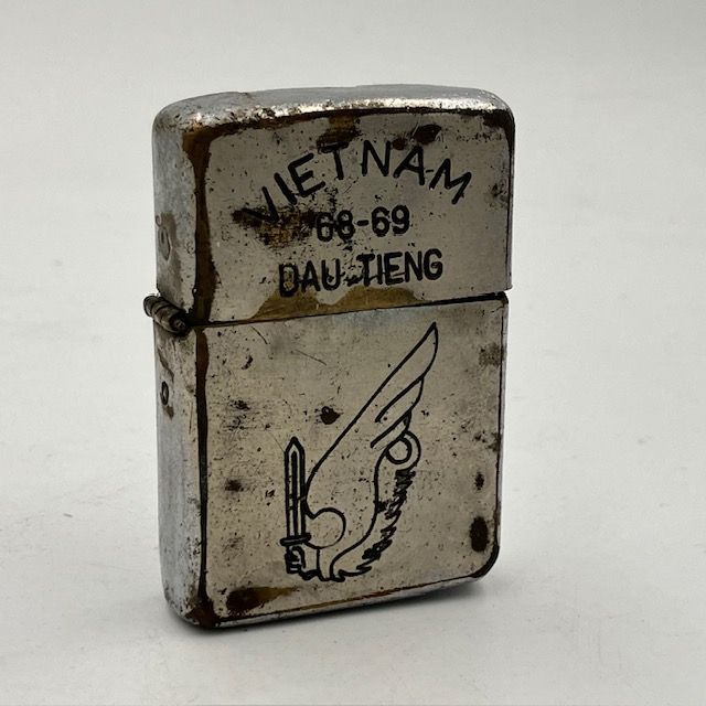 ジッポー ZIPPO ベトナムジッポー 1968年 南ベトナム軍空挺科章 使えます ヴェトナムジッポー - メルカリ