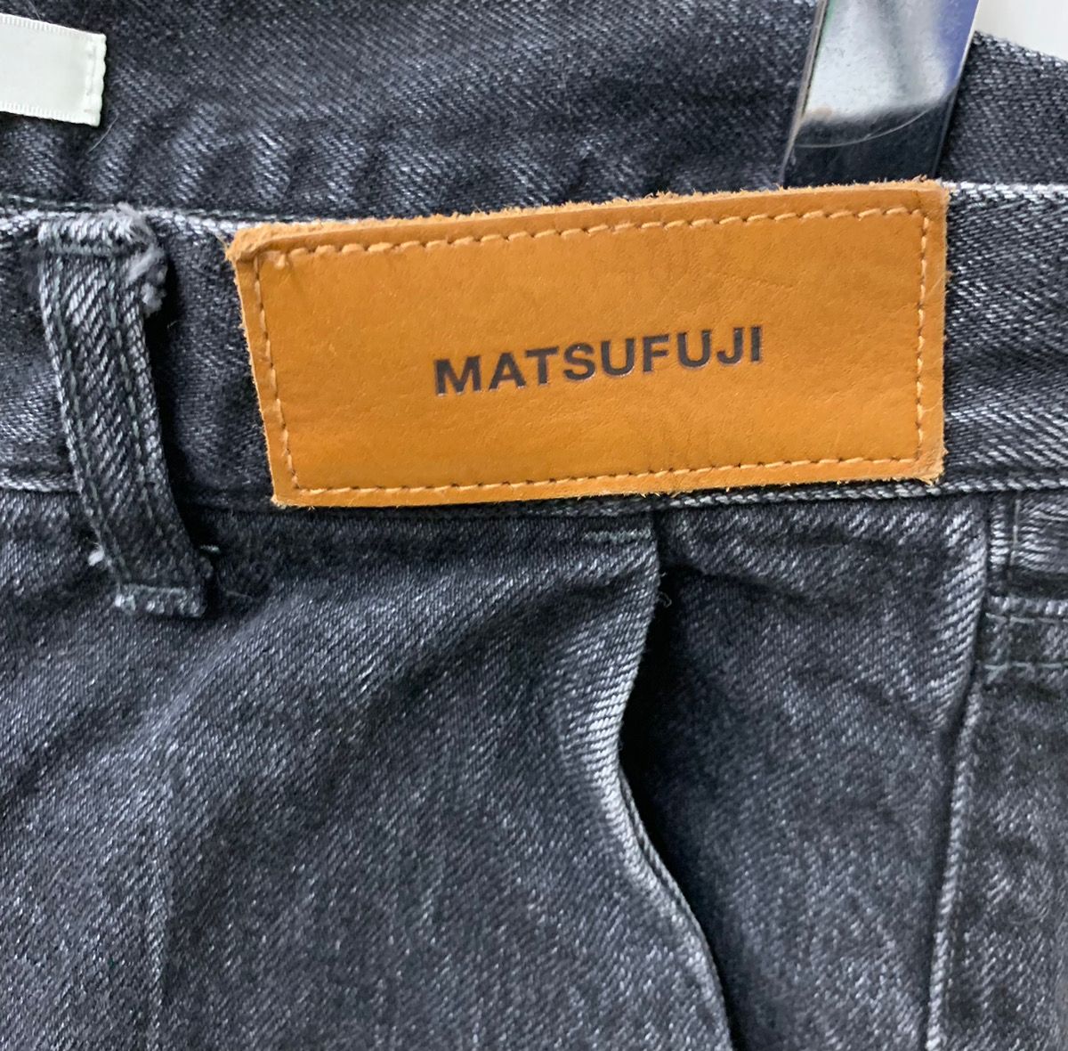 マツフジ MATSUFUJI Denim Slim Straight Trousers デニム ロゴ グレー