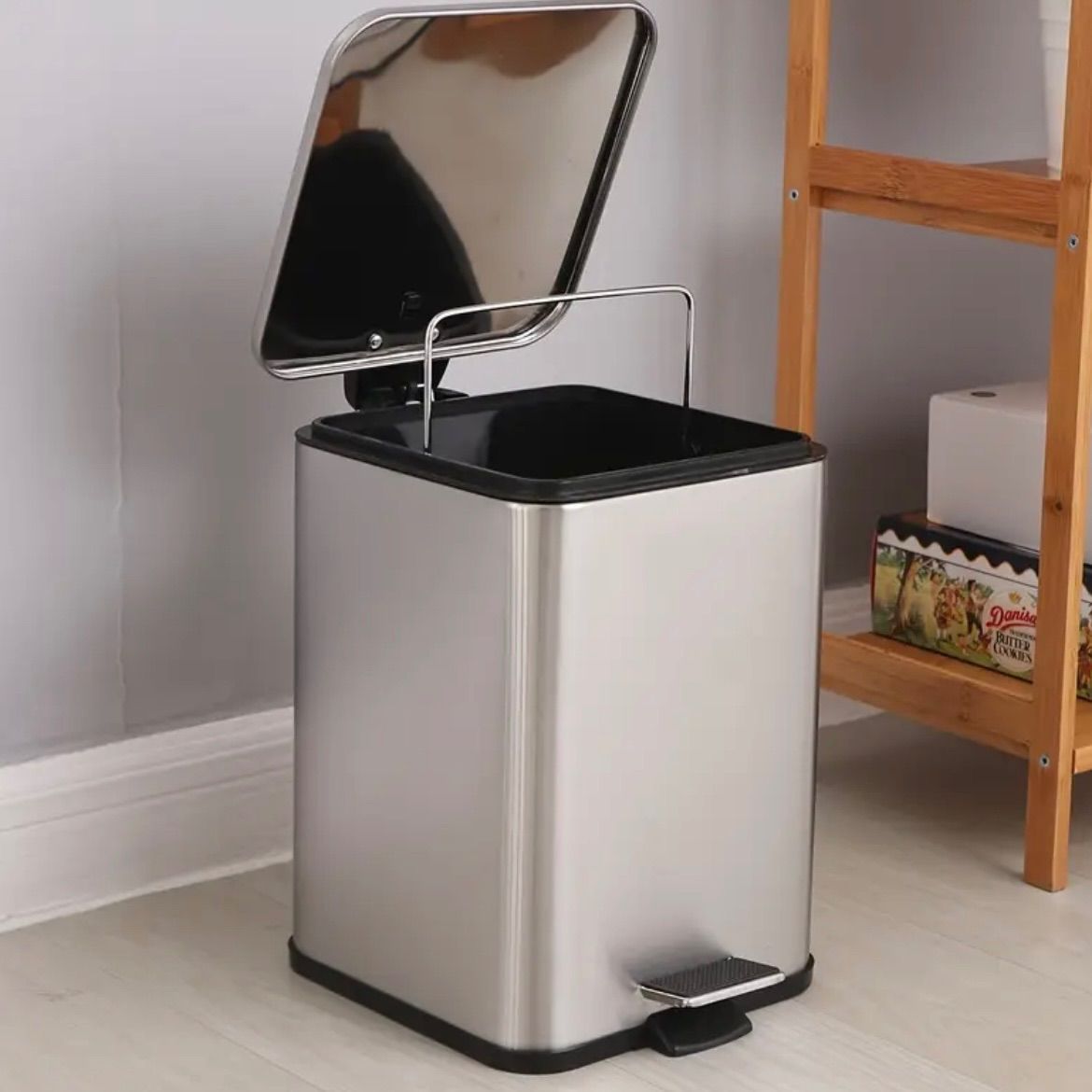 置物 ゴミ箱 ステンレス製 6リットル 蓋付き 臭い漏れ防止 キッチン バスルーム リビング オフィス ホテル使用 電源不要 ワンタッチ開閉 スクエア型 お手入れ簡単 洗練デザイン 室内用 清潔収納 コンパクト省スペース 丈夫な構造 家庭用 ゴミ処理