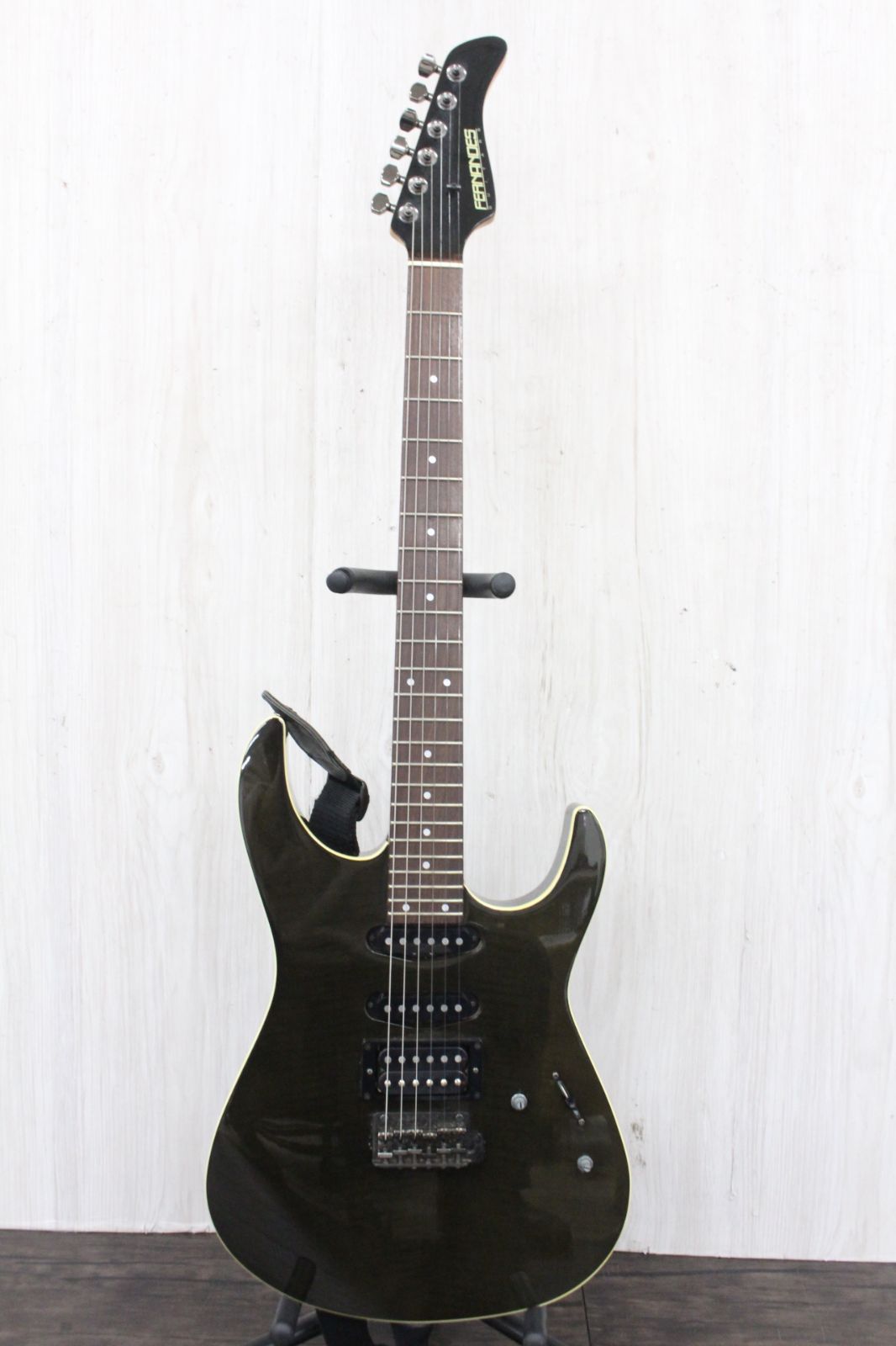 行董 FERNANDES フェルナンデス エレキギター 音出し 済み ソフトケース付き ブラック系 弦楽器 軽音 AA0U86