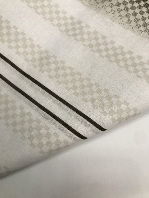浴衣 白地に格子模様