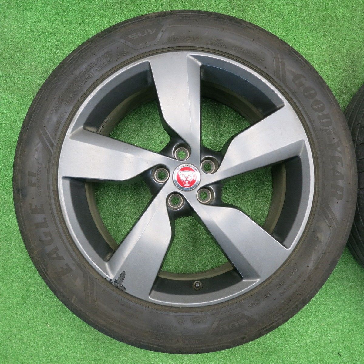 送料無料] キレイ☆ジャガー E-PACE R-ダイナミック 純正 235/55R19