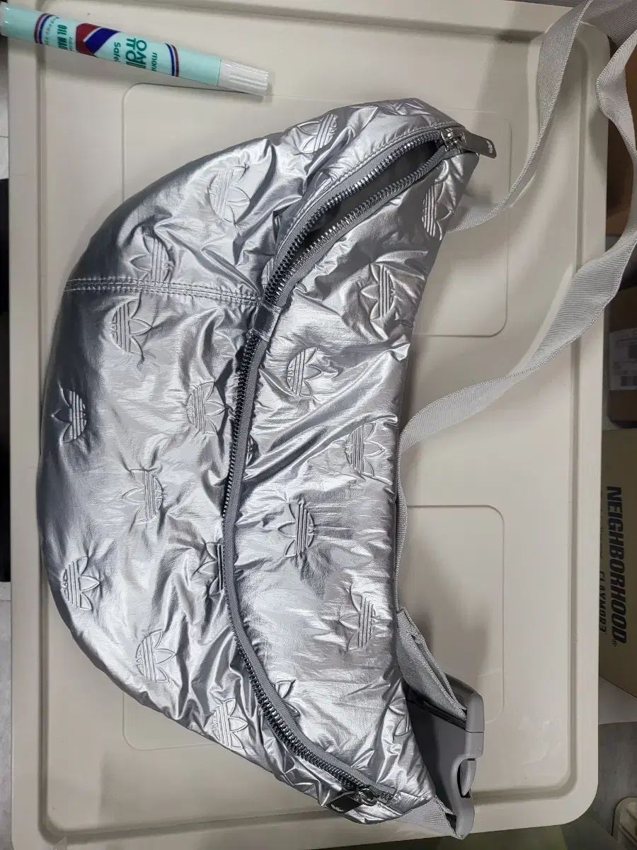 adidas アディダス ファー サテン オーバーサイズ ウェストバッグ シルバー メタリック