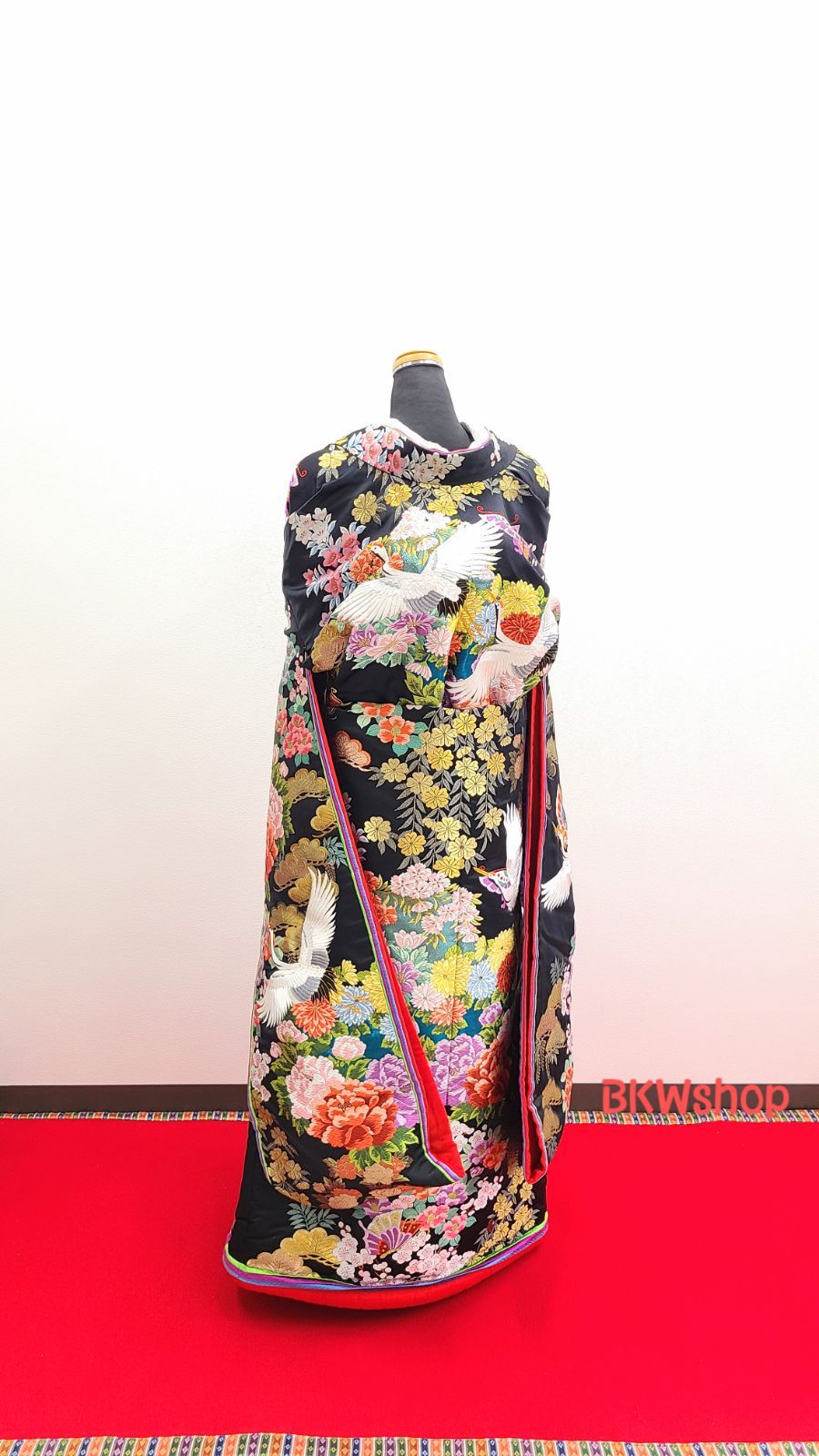 黒織八重牡丹に白鶴蝶