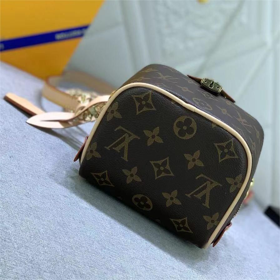 ルイヴィトン　斜め掛け　ミニショルダーバッグ LOUIS VUITTONルイヴィトンの定番斜め掛け/ミニショルダーバッグ