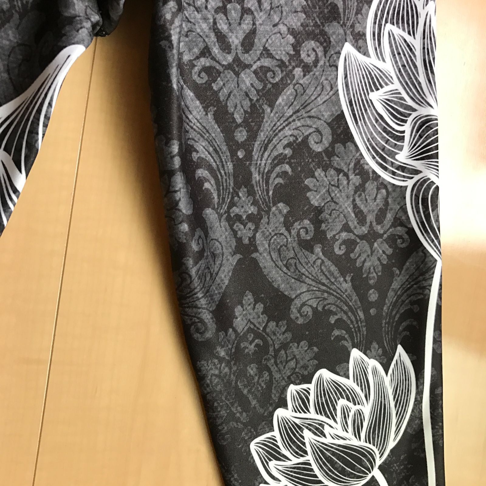 Lotus柄【新品】inner fireヨガレギンス カプリ丈 inner fireヨガレギンス カプリ丈 Lotus柄-在庫有り即納