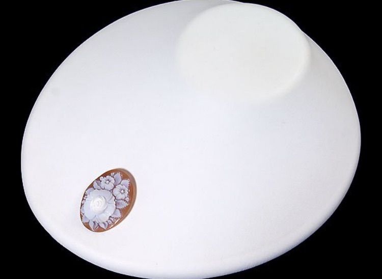 1円～【ジュエリー極】作家品サイン有り 荘厳な情景 高級シェルカメオルース 59.7mm×45mm！ h1434v【送料無料】 ジュエリー極作家品サイン有 素敵な花の彫刻 高級シェルカメオルース