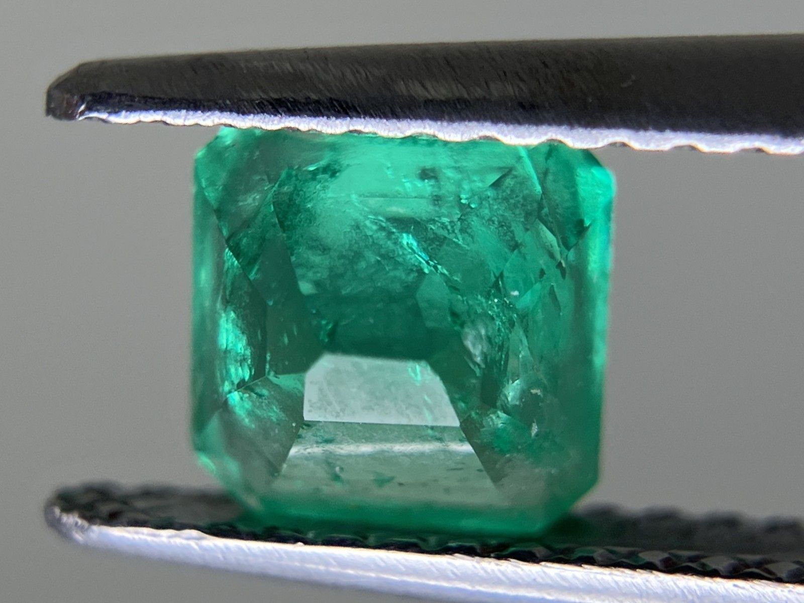 エメラルド 0.932ct 中央宝石ソーティング付き 5.93×5.89×4.00 ルース( 裸石 ) 3784YY ルース エメラルド ⁄ ~ ダイヤモンド ⁄