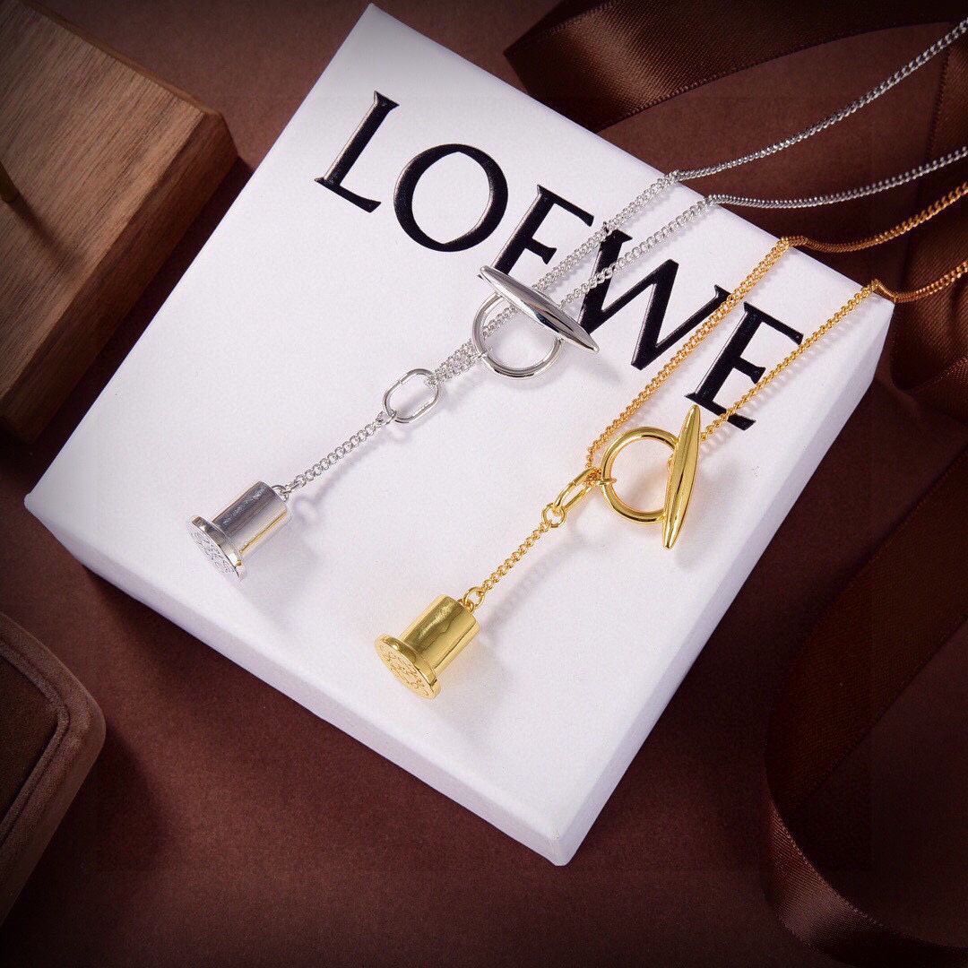 LOEWE】 ロエベ 新作ペンダントネックレス - クラシックなアナグラムロゴとシンプルなデザイン - メルカリ