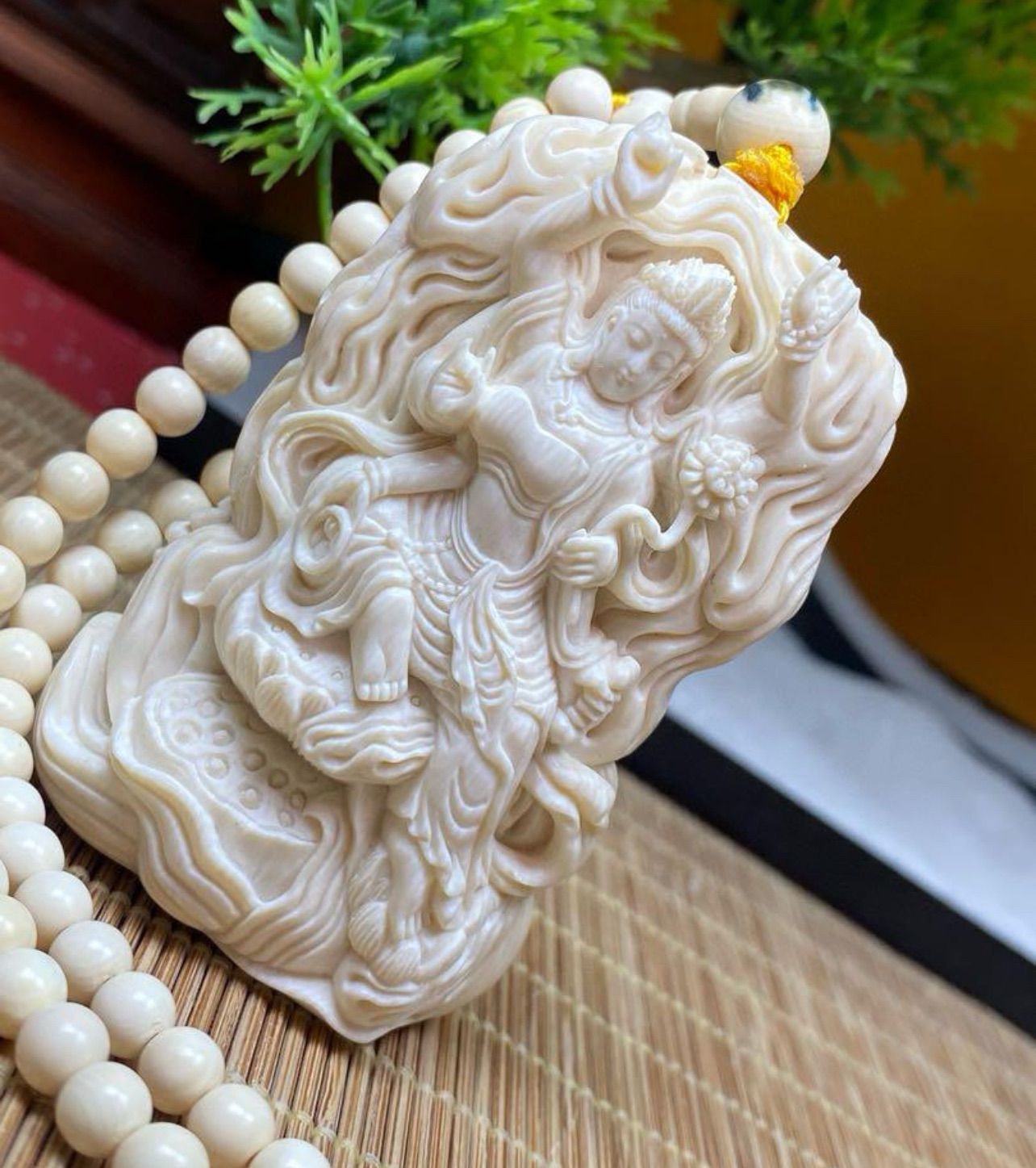 天然マンモス牙美しい手作り彫刻 観音菩薩 ペンダント(49g) 天然