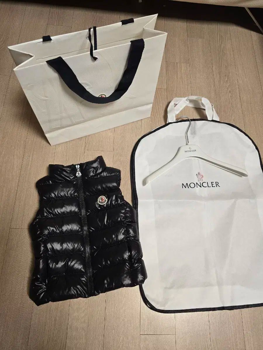 モンクレール ghany キッズ ダウンベスト 4y