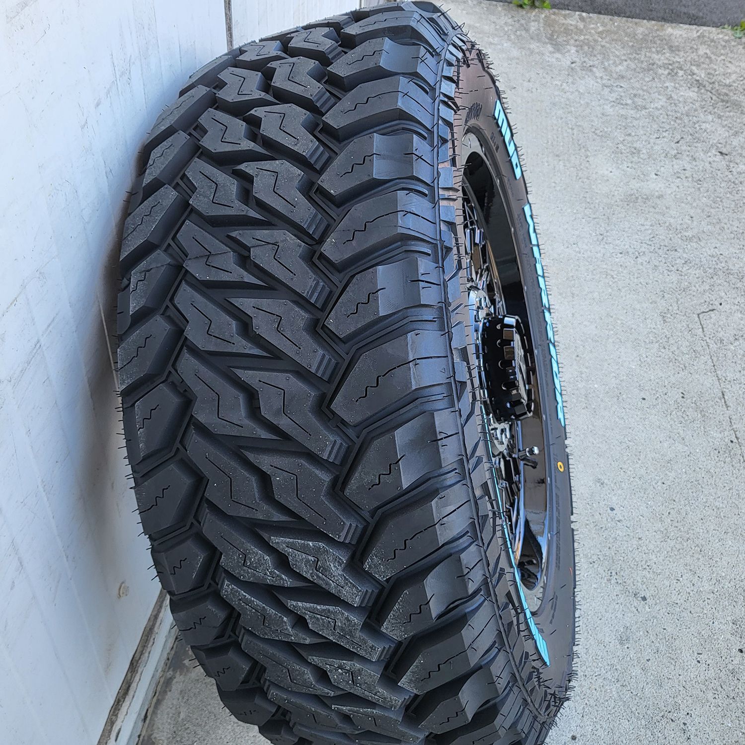 ランクル 300系 ランドクルーザー オススメタイヤホイール4本set!! 265/60R18 18インチ LEXXEL PreDator プレデター  MONSTA モンスタ マッド