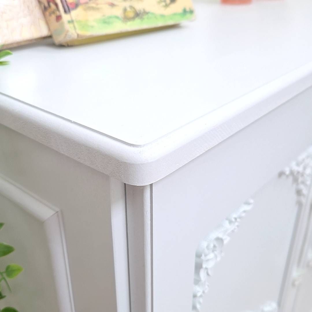 姫系インテリアにぴったりの収納棚 ゴールド脚付き家具