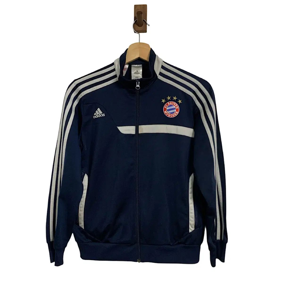 アディダス FCバイエルン ミュンヘン トラックジャージ 79 レディース着用