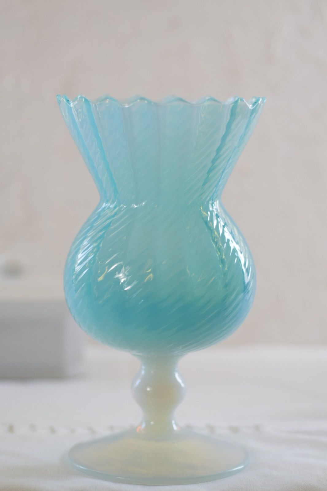 水縹色のオパールセントガラス ゴブレット