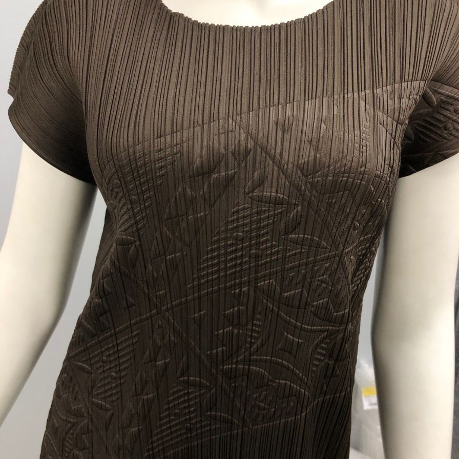 プリーツプリーズ ノースリーブワンピース エンボス柄 ブラウン【AFB10  