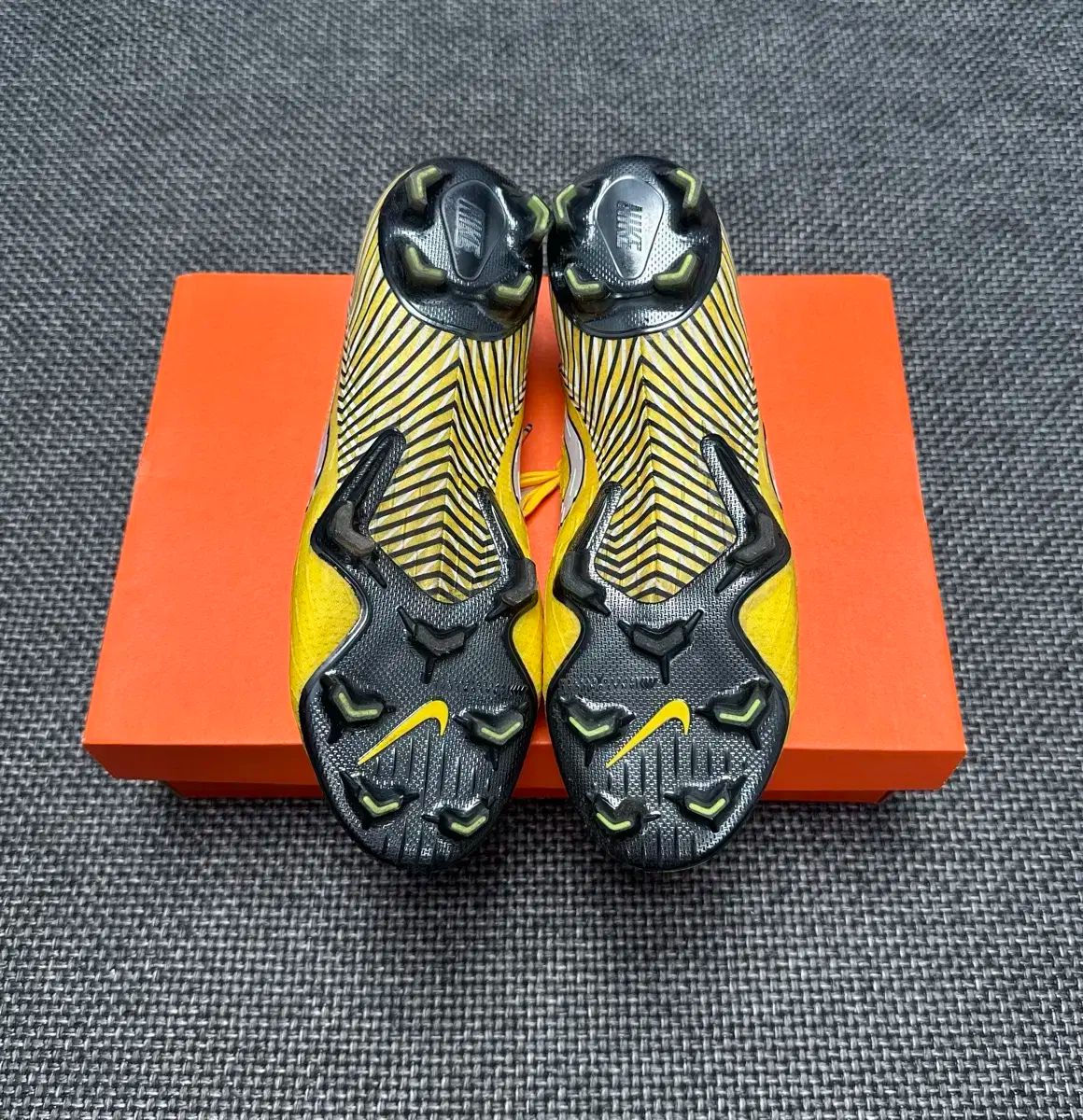 シグニチャー サッカーシューズ