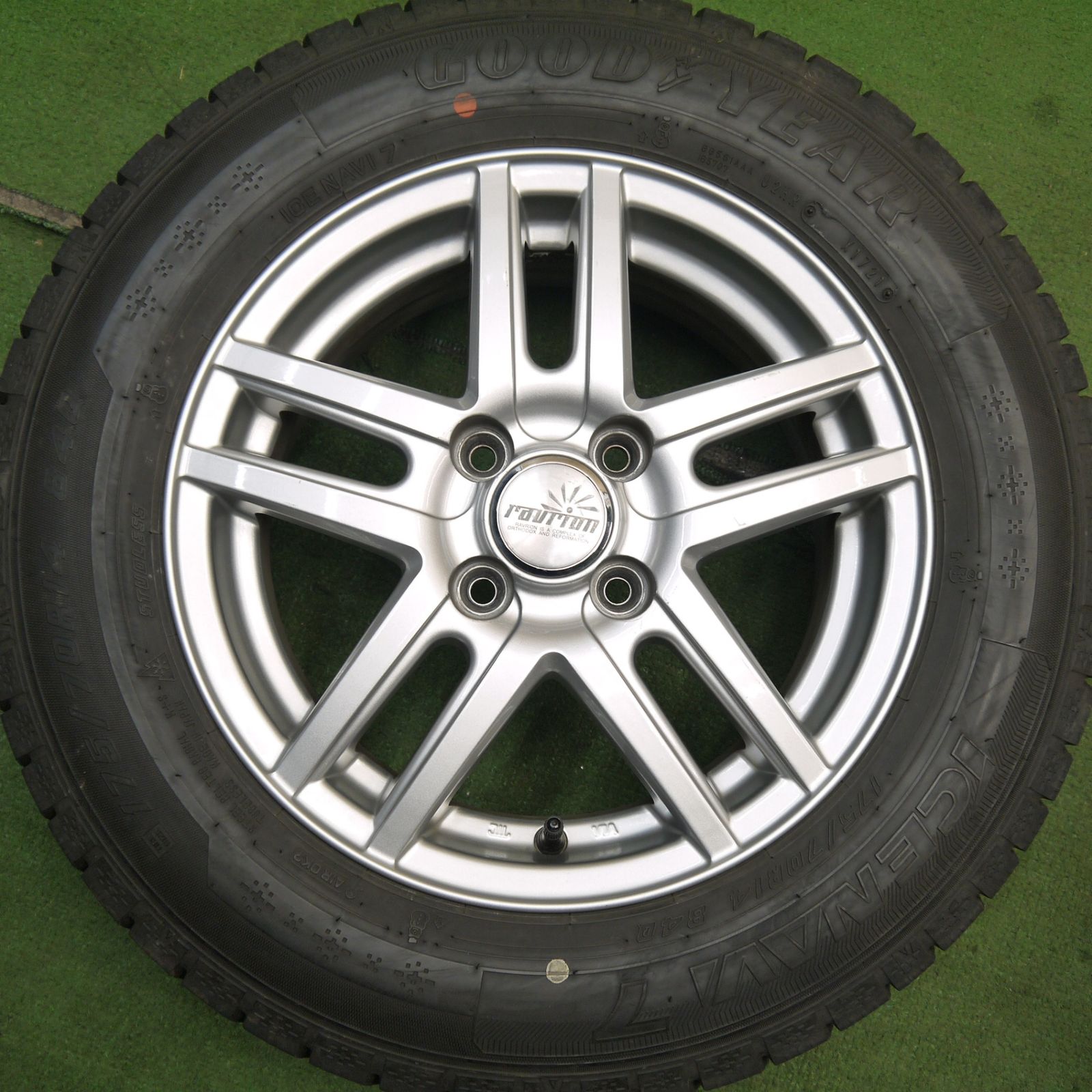 バリ溝!21年!9.5分☆スタッドレス 175/70R14 グッドイヤー バリ溝!21年!9.5分☆スタッドレス 175/70R14 グッドイヤー