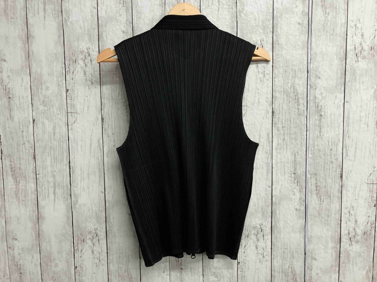 PLEATS PLEASE