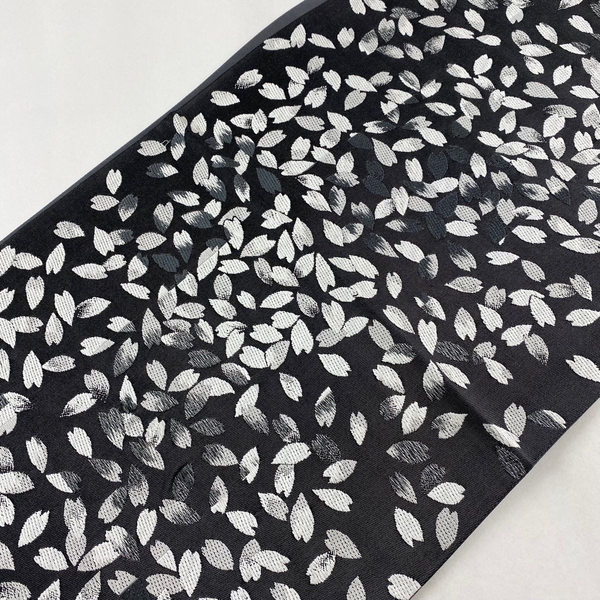 袋帯 名品 桜の花びら 銀糸 黒灰 六通 正絹 【中古】 - メルカリ