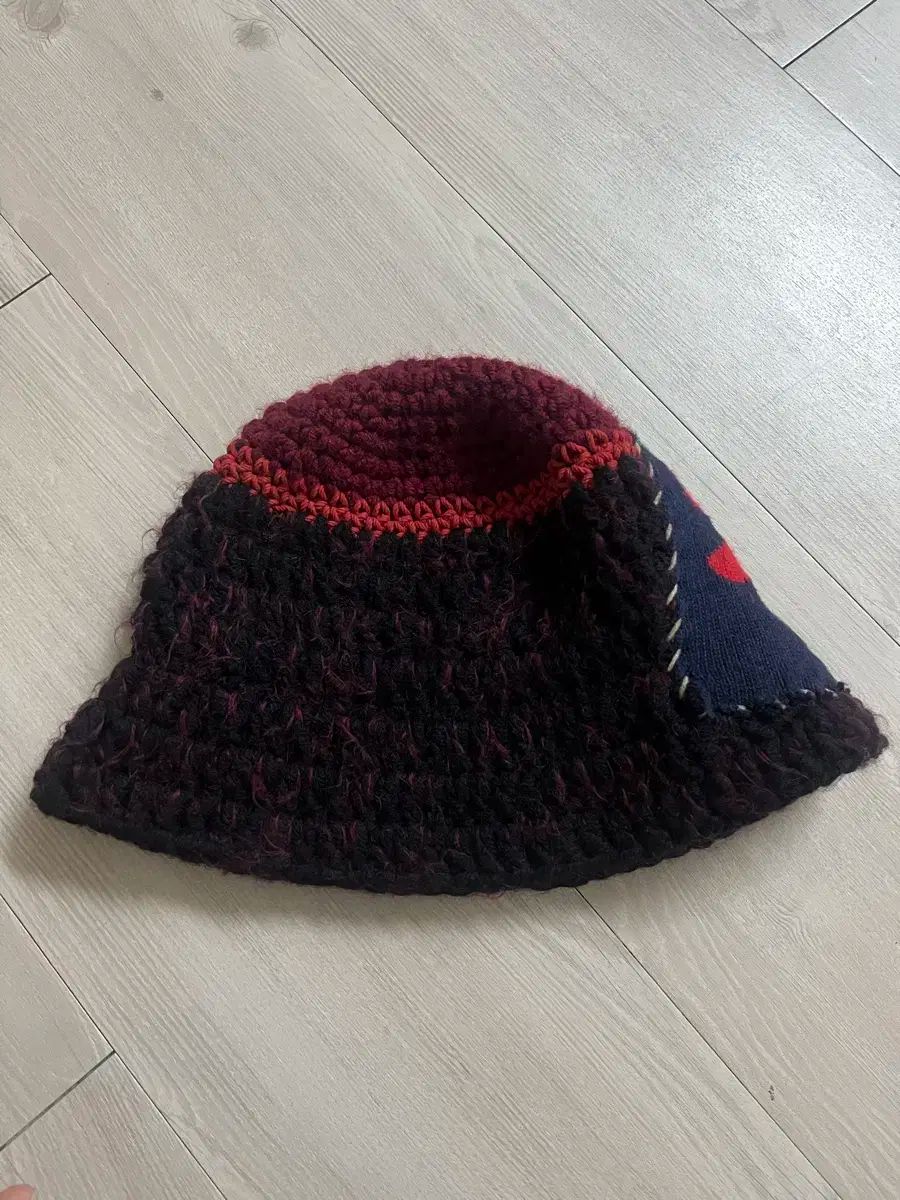 MISU A BARBE(ミスアバフブ) レッド フラワー ニットビーニー かわいい 帽子