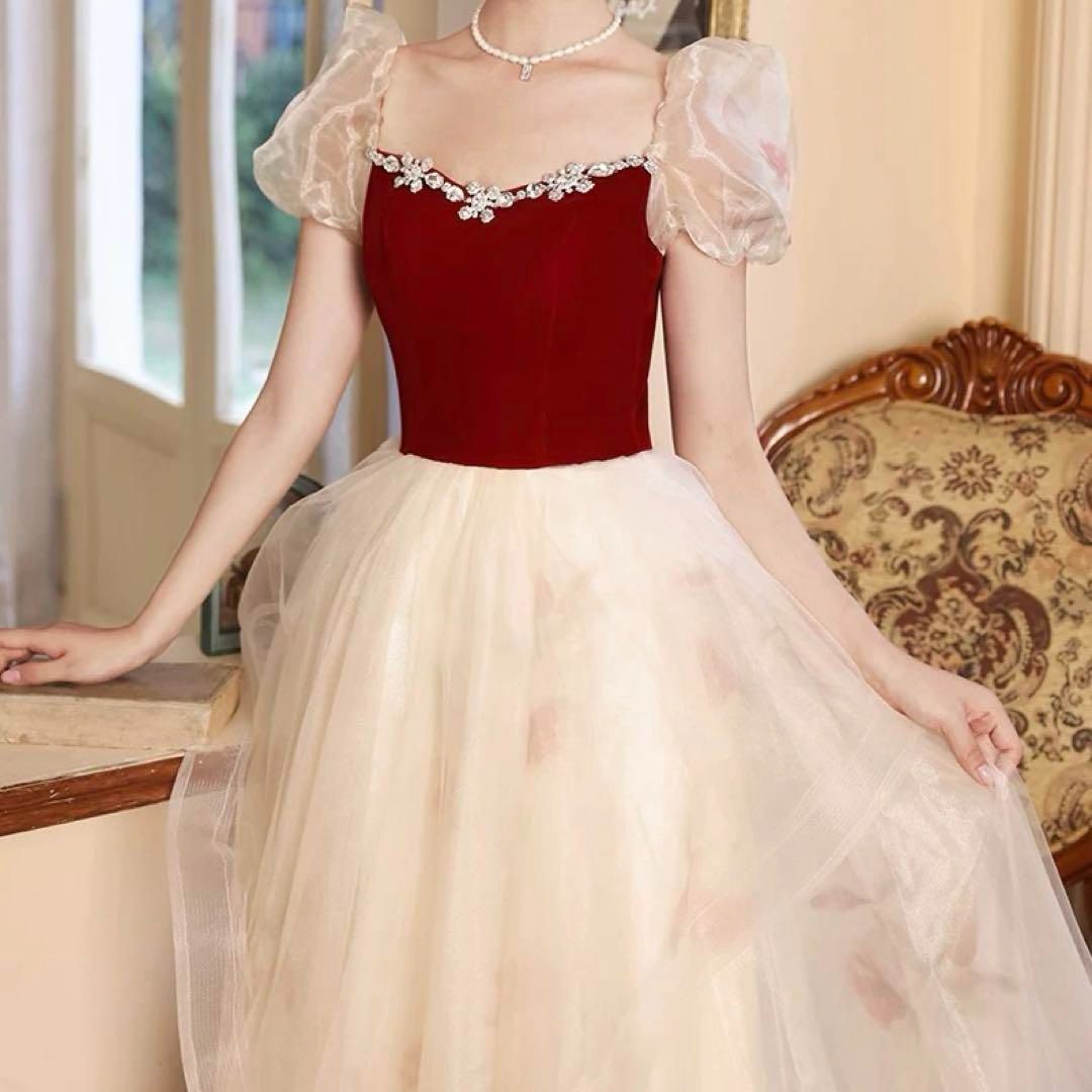 レディースファッション 花柄にフリルのスカートのパフスリーブ
