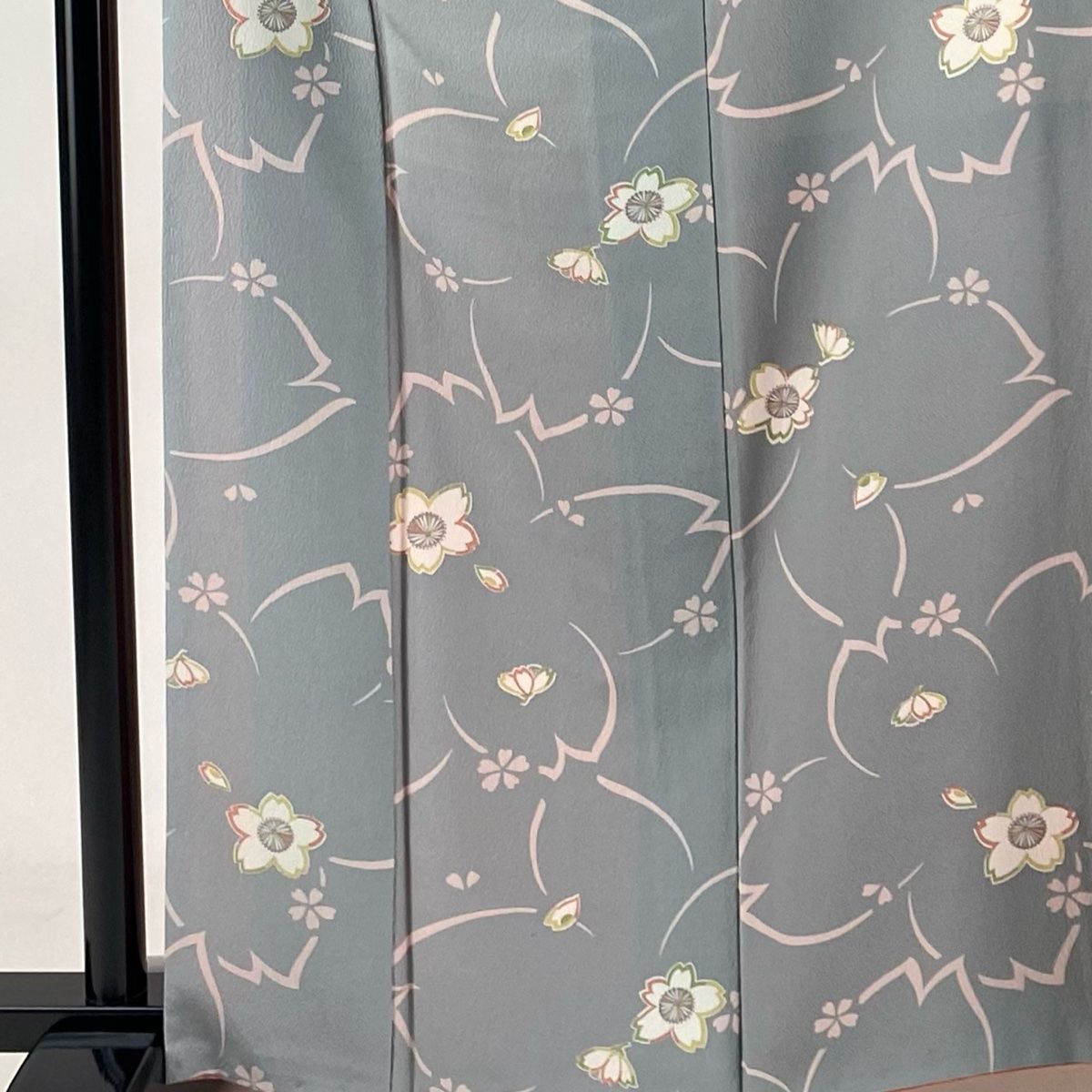 小紋 身丈161.5cm 裄丈64.5cm M 袷 桜 縮緬 灰色 正絹 秀品 【中古  