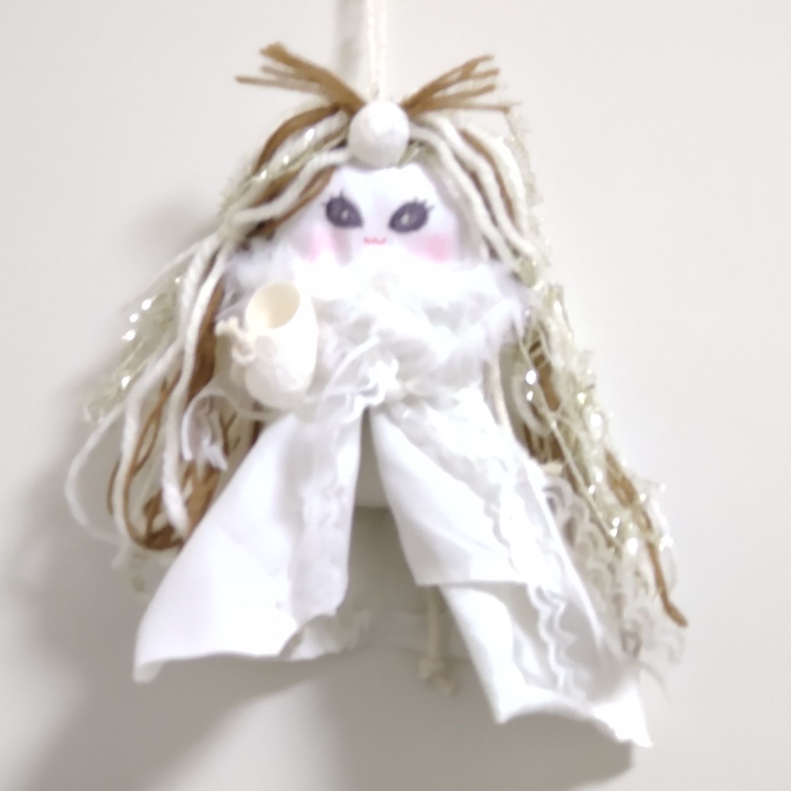 カイコガの擬人化ドール 壁掛け 繭を持った蚕の人形 - メルカリ