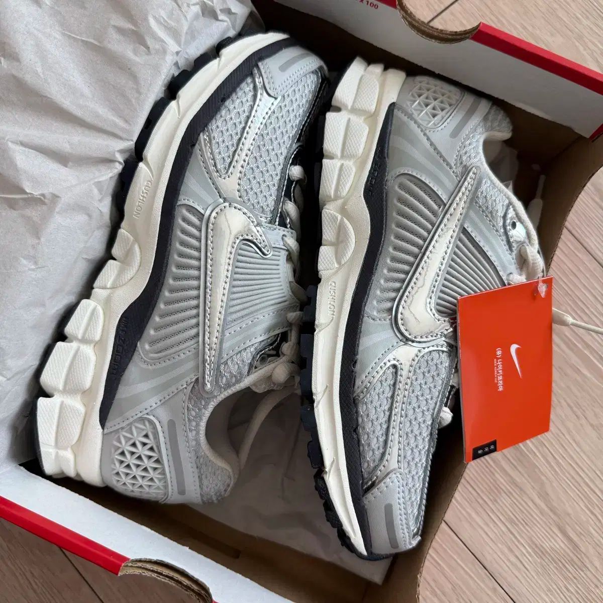 NIKE ナイキ ズーム ボメロ 5 メタリックシルバー 240