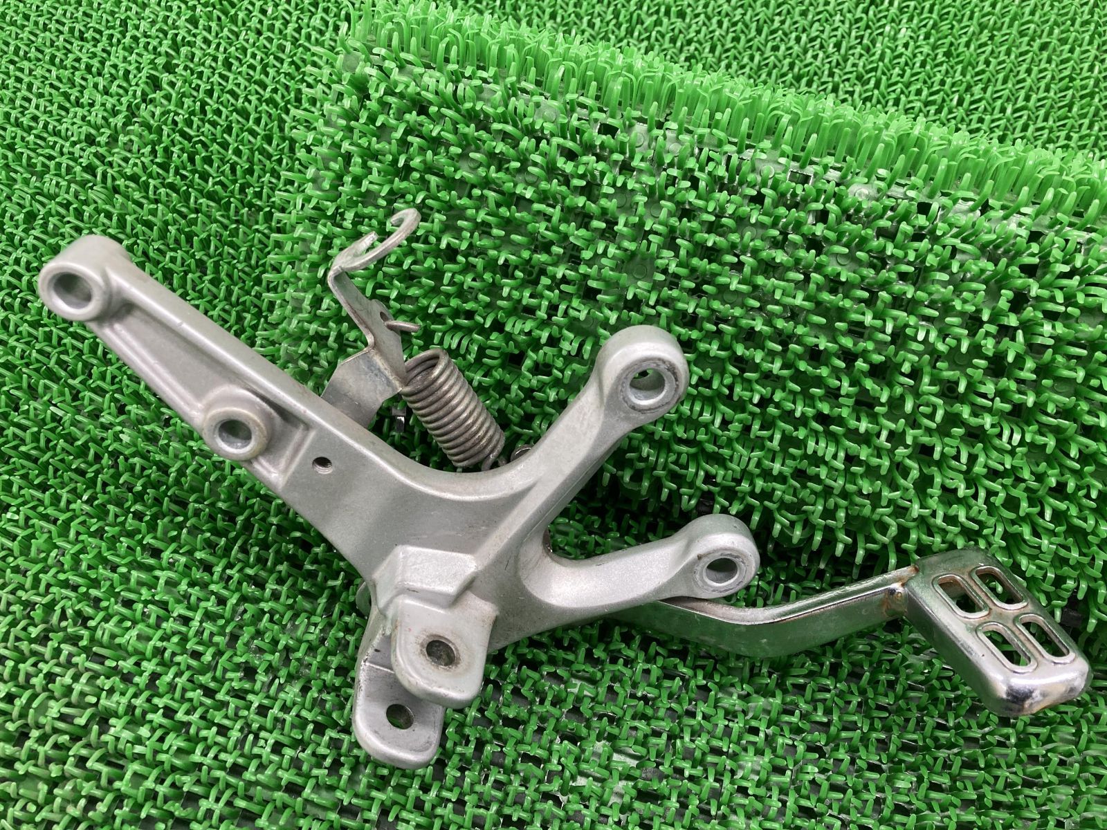 安い，得価 YZF-R25 ステップ 右 1WD ヤマハ 純正 中古 バイク 部品 RG10J メインステップ ブレーキペダル 曲がり無し 車検 Genuine その他