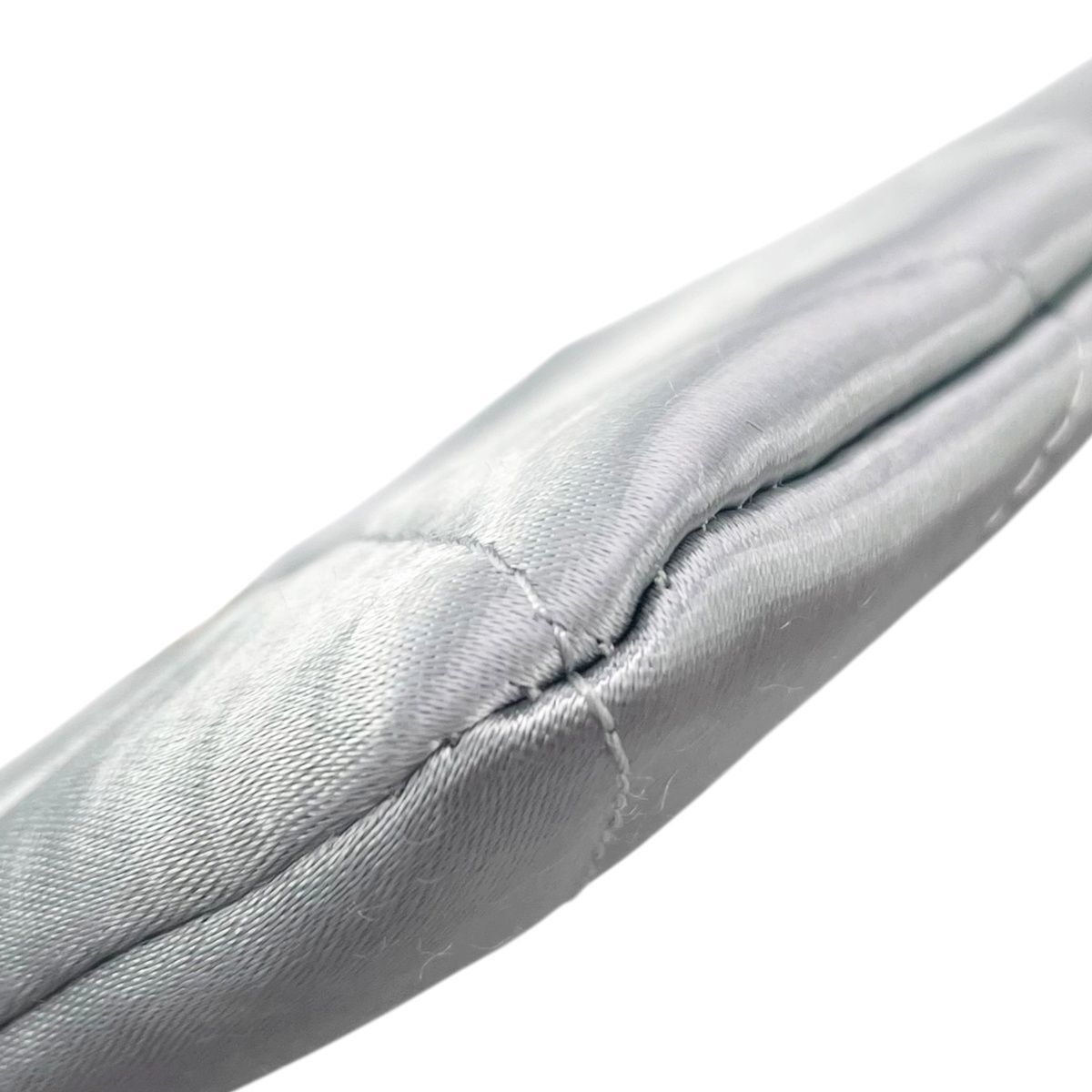 中古】 CHANEL シャネル 19 化粧ポーチ キルティング ナイロン ライト  