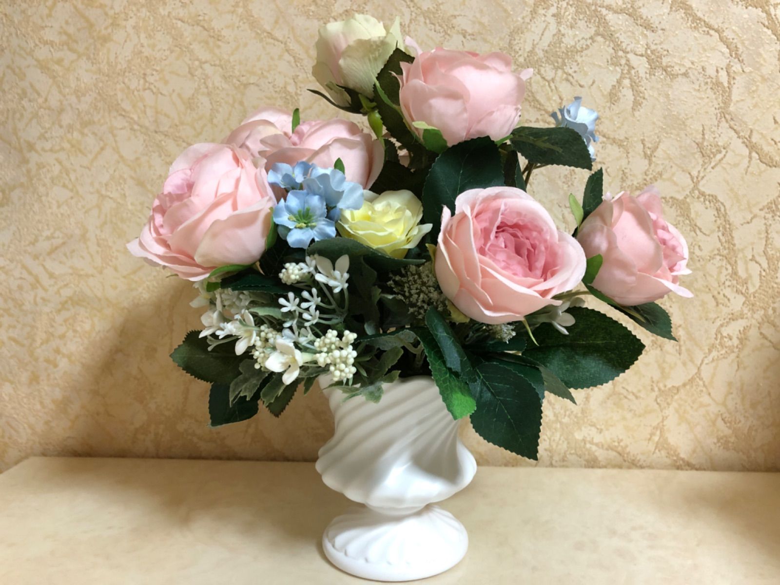 ヨーロピアンなアーティフィシャルフラワーのアレンジメント - メルカリ