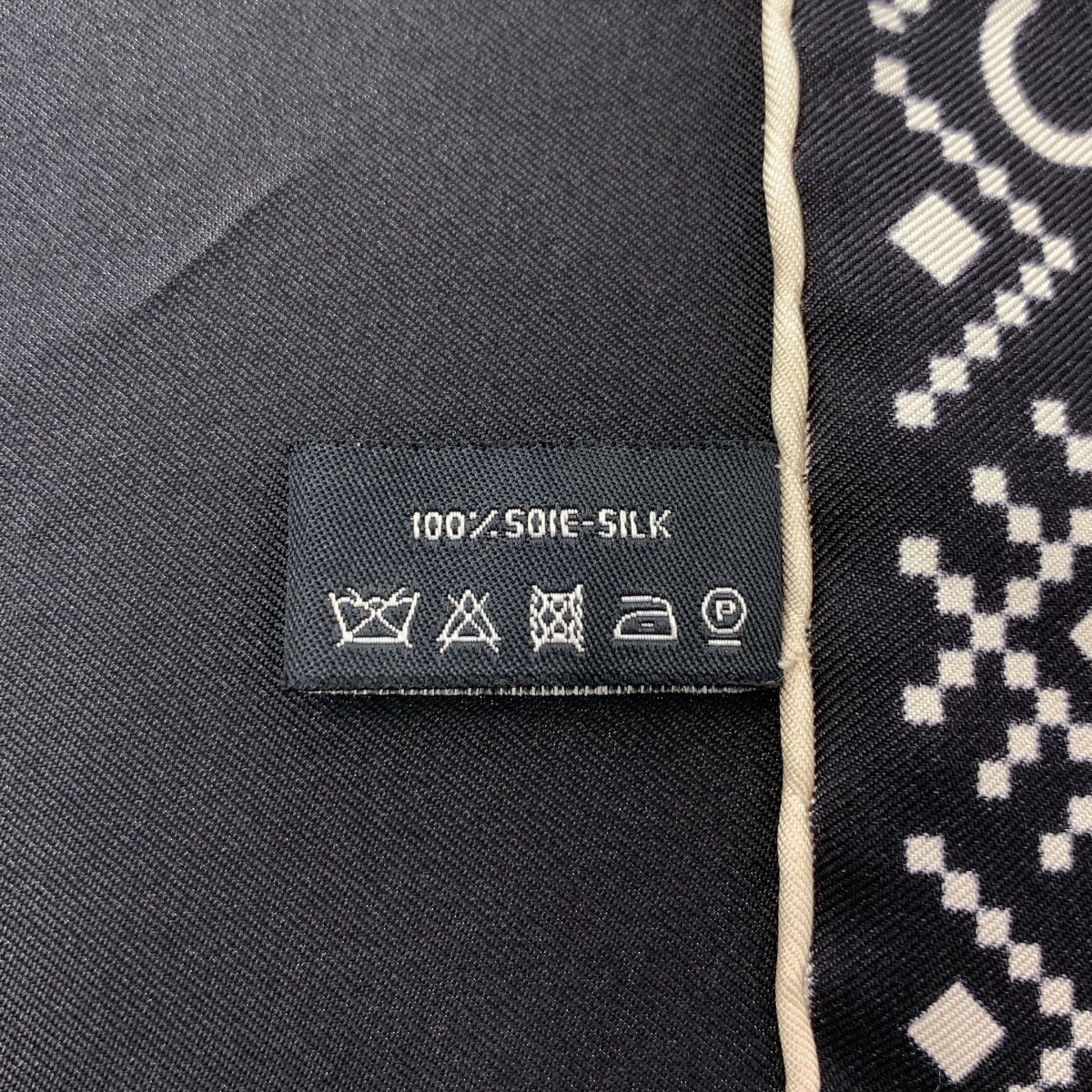 【美品】  CHANEL / シャネル | Silk Square Scarf ココマーク ロゴ シルク スクエア スカーフ | ブラック 美品】 CHANEL / シャネル | Silk Square Scarf ココマーク ロゴ