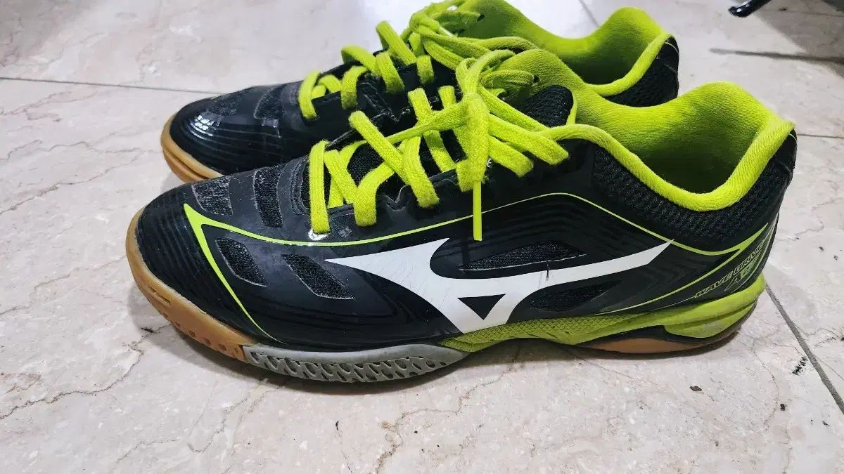 Mizuno ミズノ ウェーブドライブ z 卓球バドミントンシューズ 240