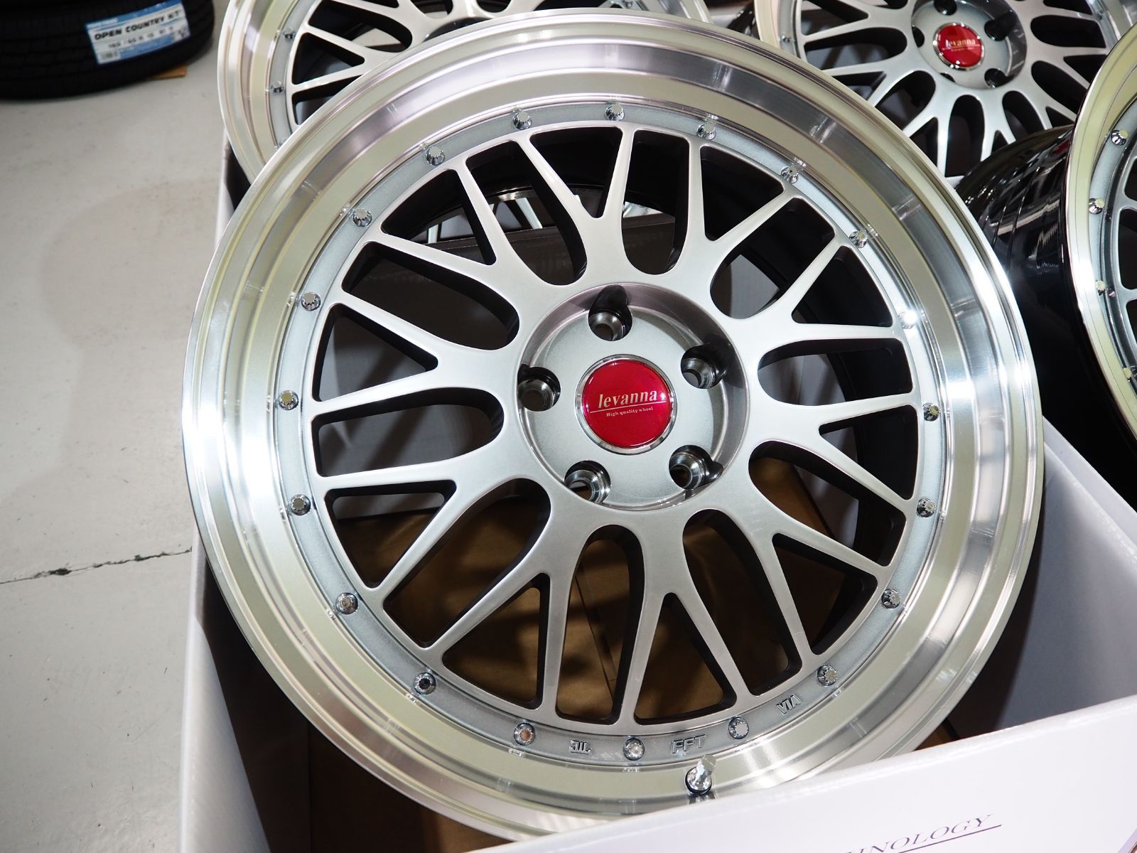 深リム メッシュ levanna V10-EX FFT 19inch 8.5J 5H114.3+42 新品輸入  