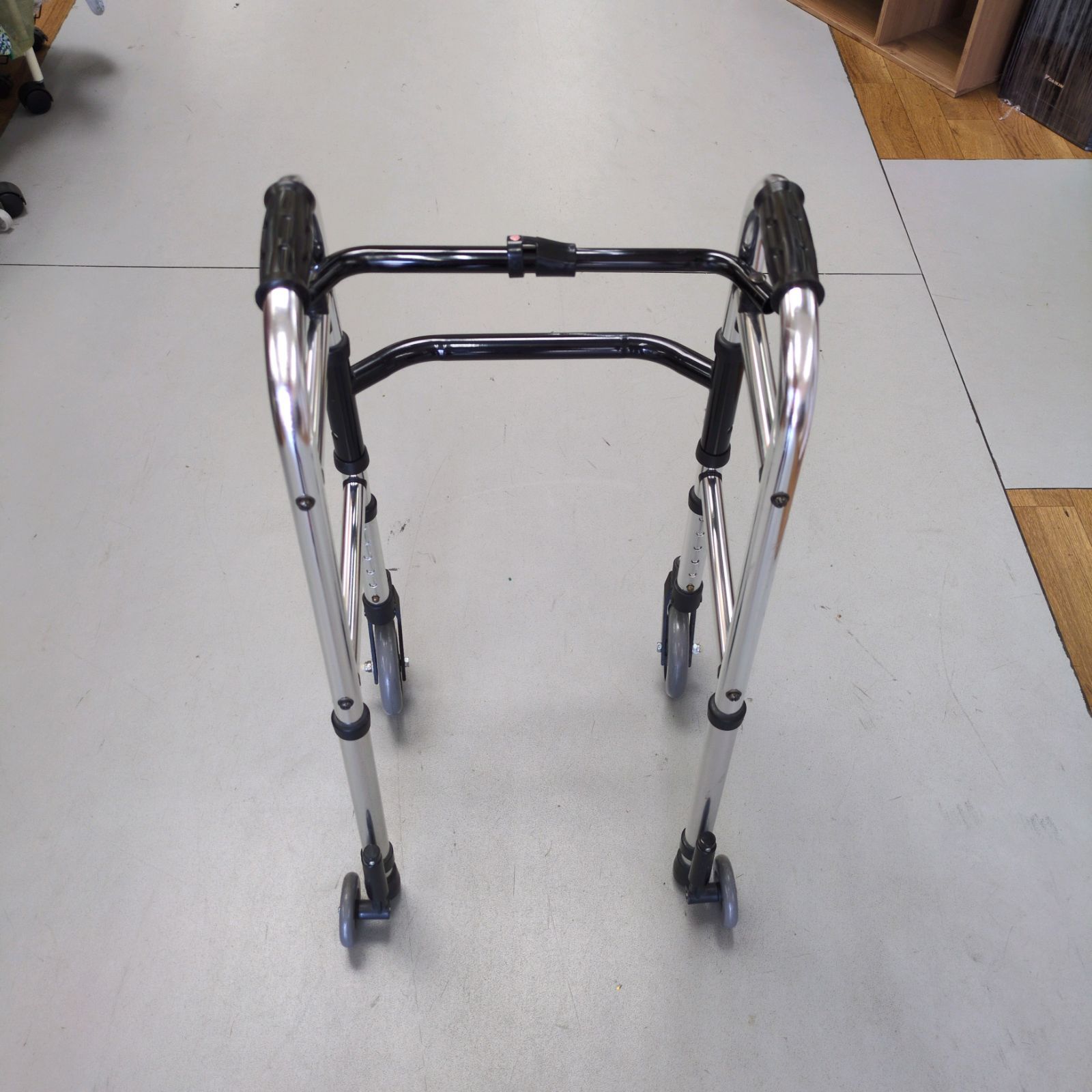 J206 ★多少使用感★シンエンス★ミニフレームウォーカー(歩行器)① J206 ☆多少使用感☆シンエンス☆ミニフレームウォーカー(歩行器)①