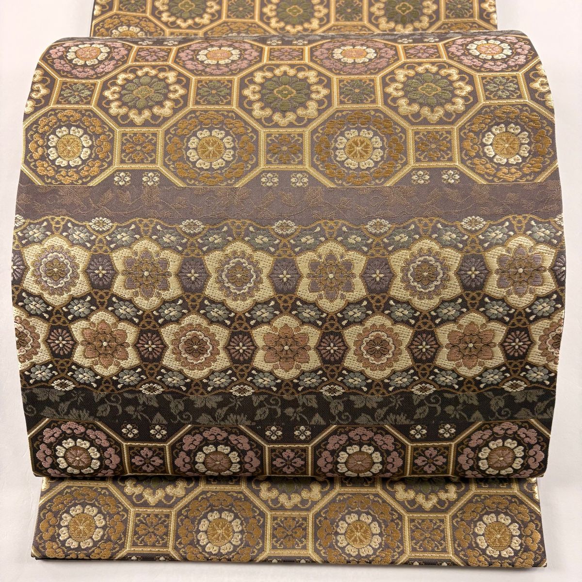 悠久の美 箔屋清兵衛 袋帯 美品 逸品 落款 箔 灰紫 お太鼓柄 正絹 袋帯 美品 名品 箔屋清兵衛 落款 名物裂文様 箔 茶紫 お太鼓柄