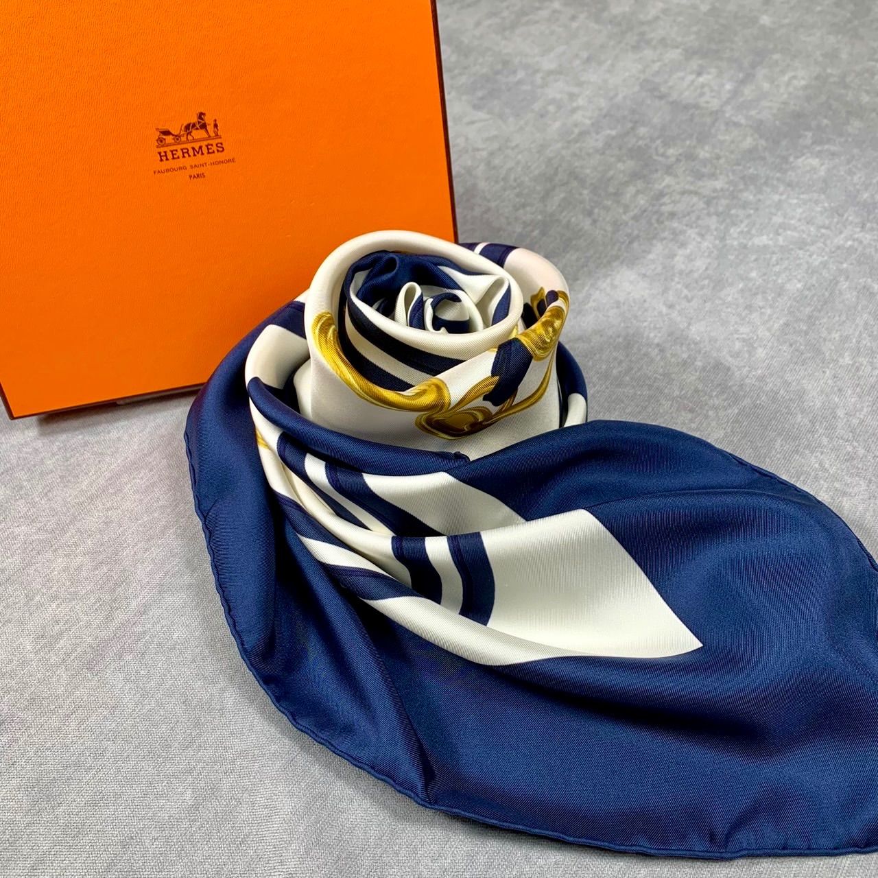 エルメス HERMES カレ90 SIAM スカーフ エルメス HERMES カレ90 LE LAISSER COURRE シルク100