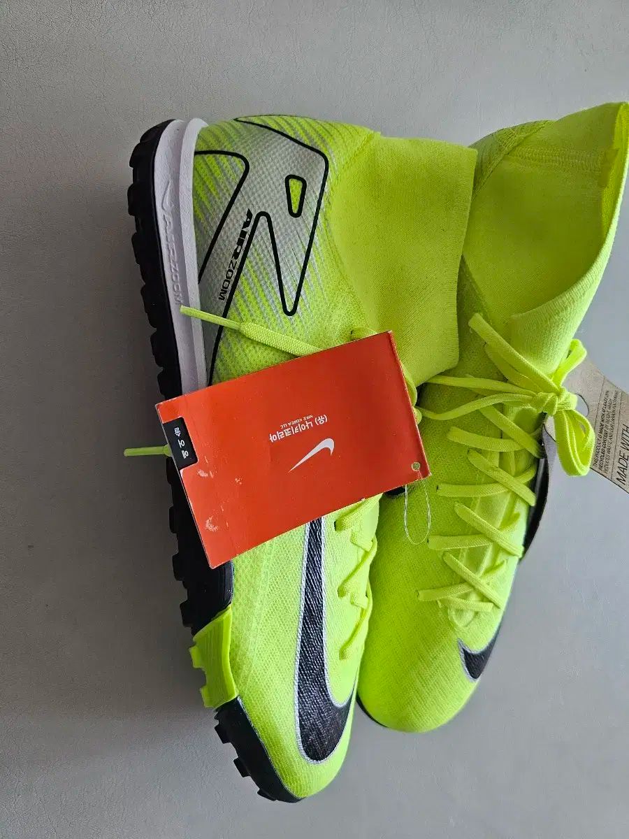 NIKE