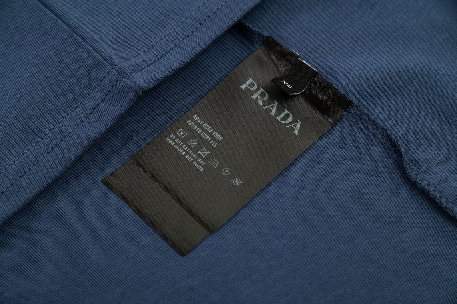 本日限定特価】Prada クラシックロゴ クルーネックTシャツ