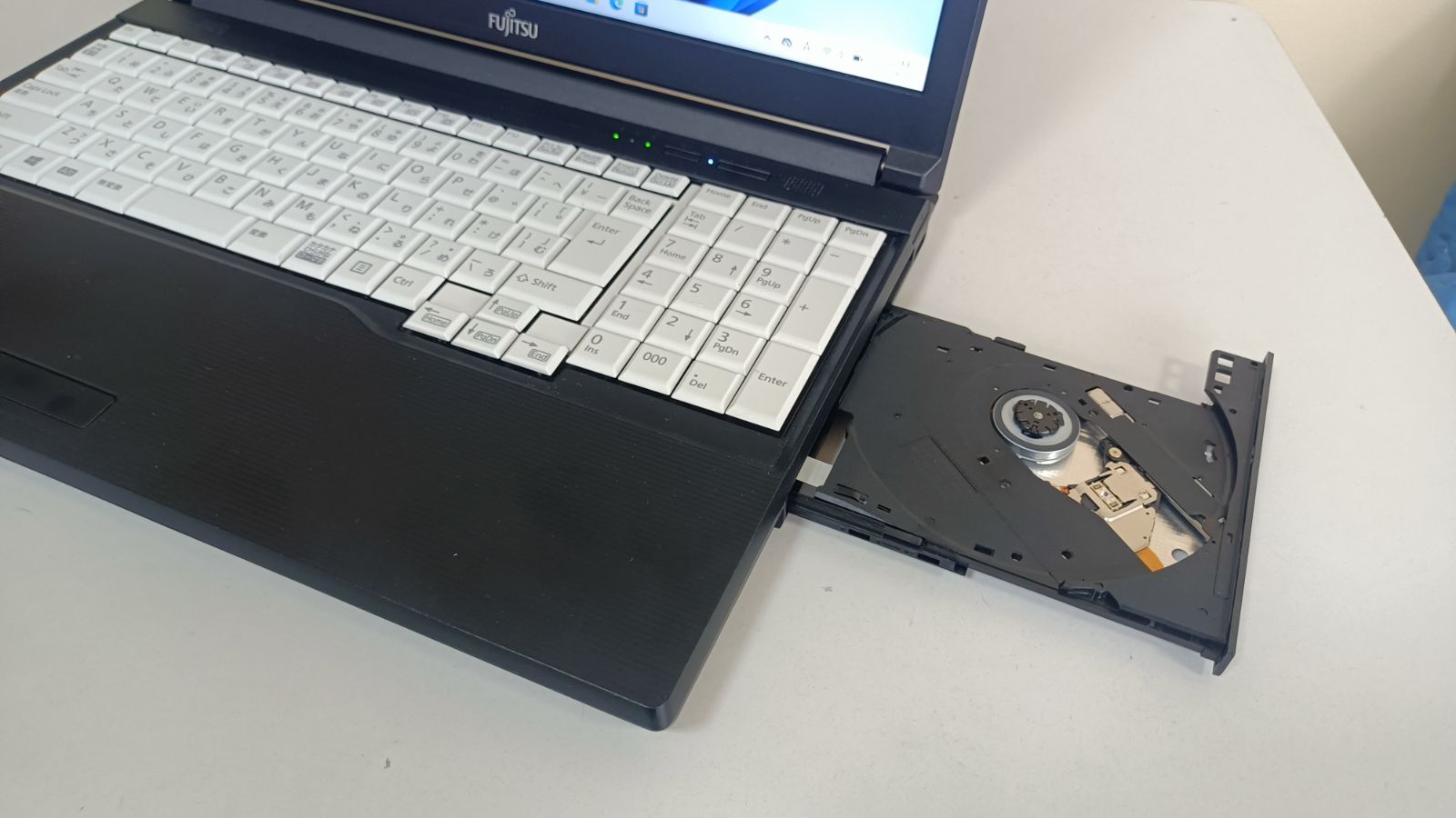 富士通LIFEBOOK ノートパソコン 第10世代 / SSD256GB / メモリ16GB